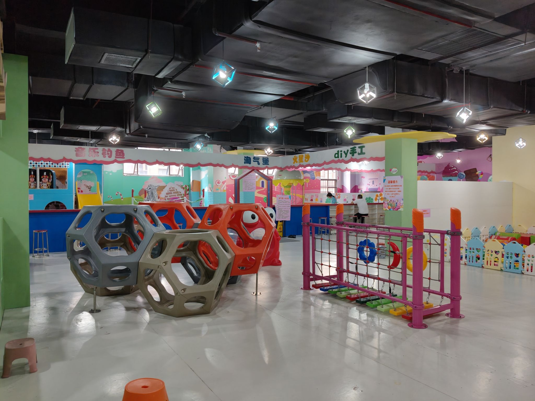 花花世界儿童游乐场(大摩乾景广场店)