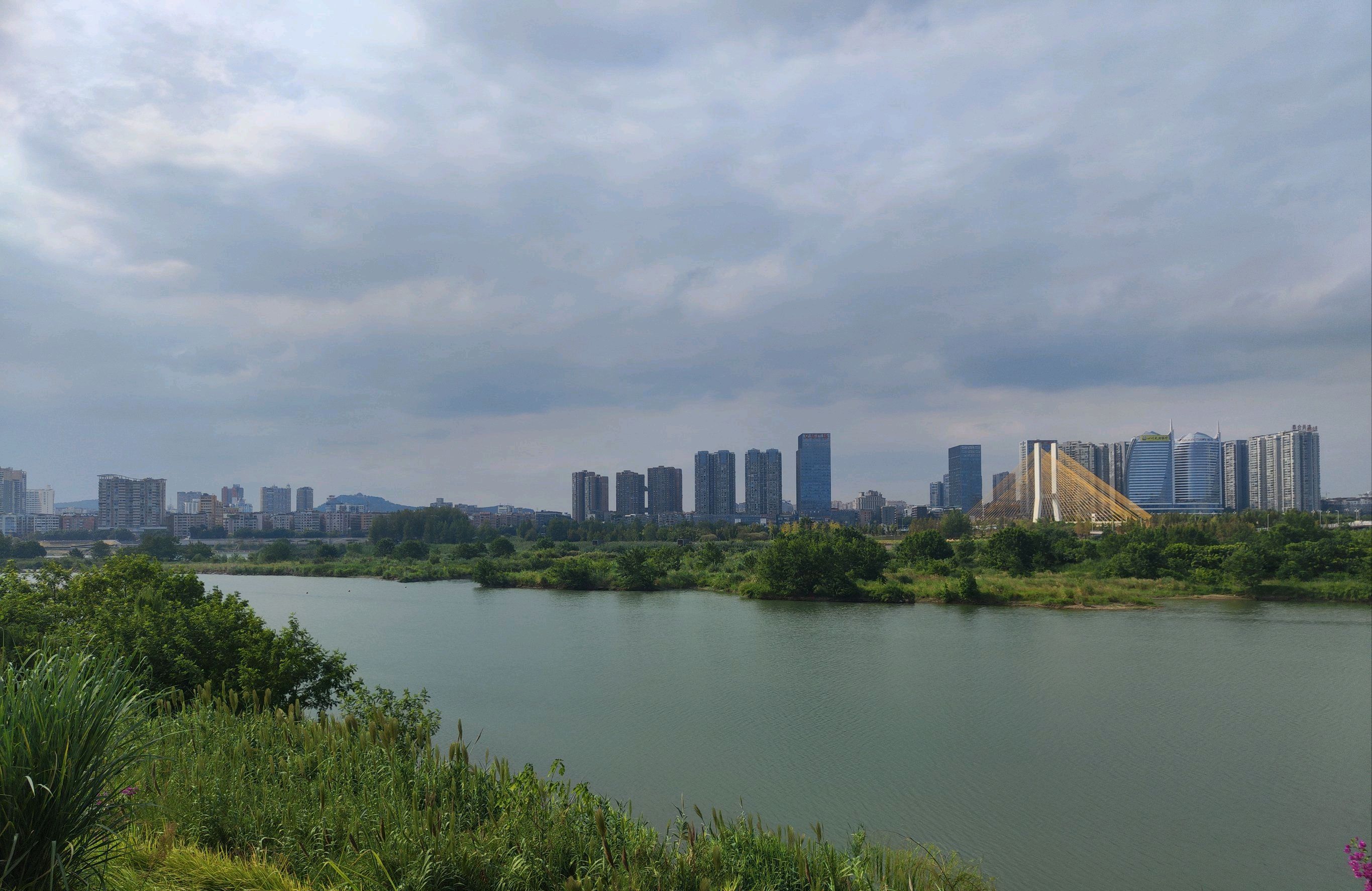 嘉陵江下中坝缤纷水岸湿地公园