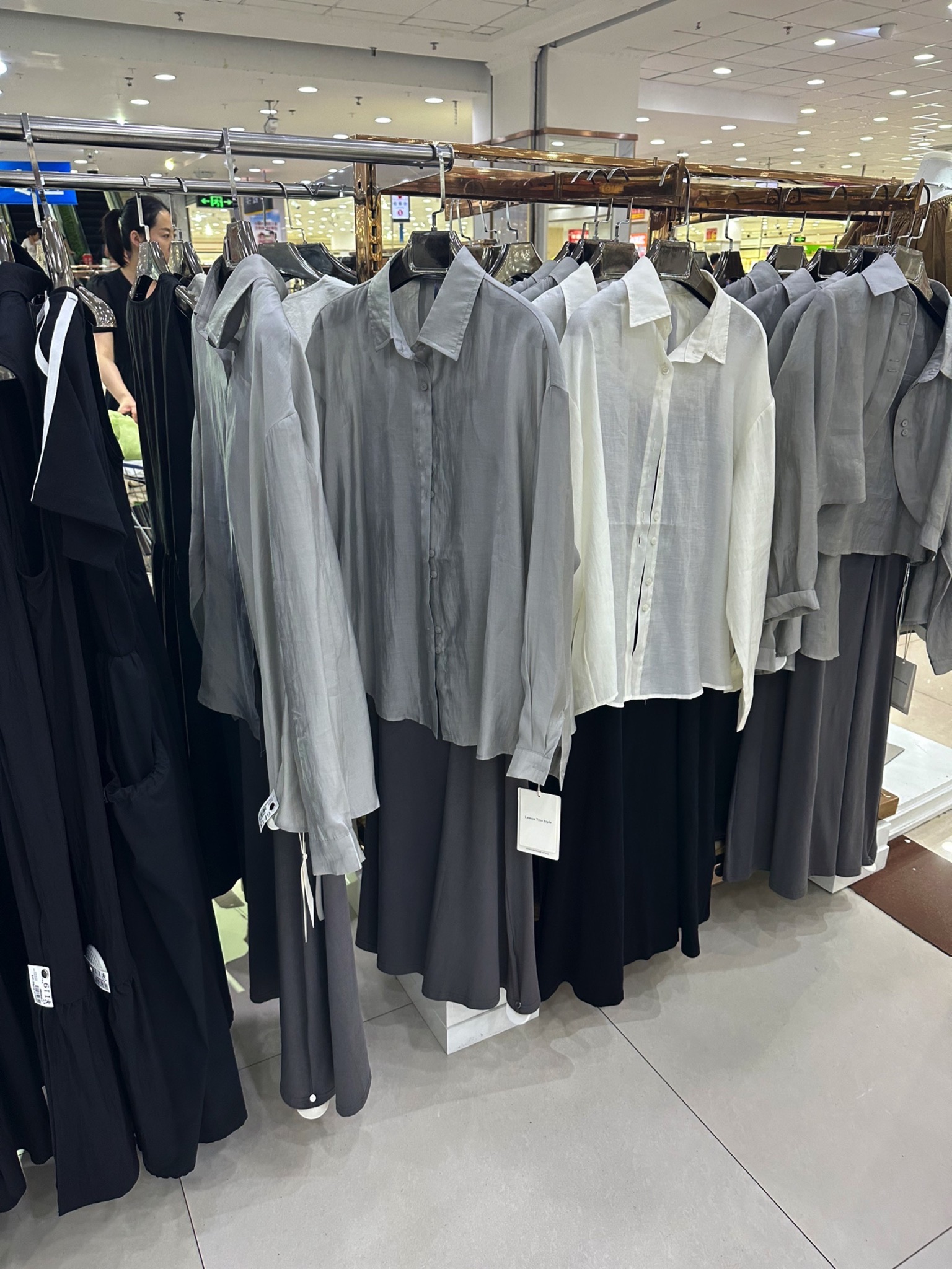 万衣汇服饰广场(香榭丽购物中心纬七路店)