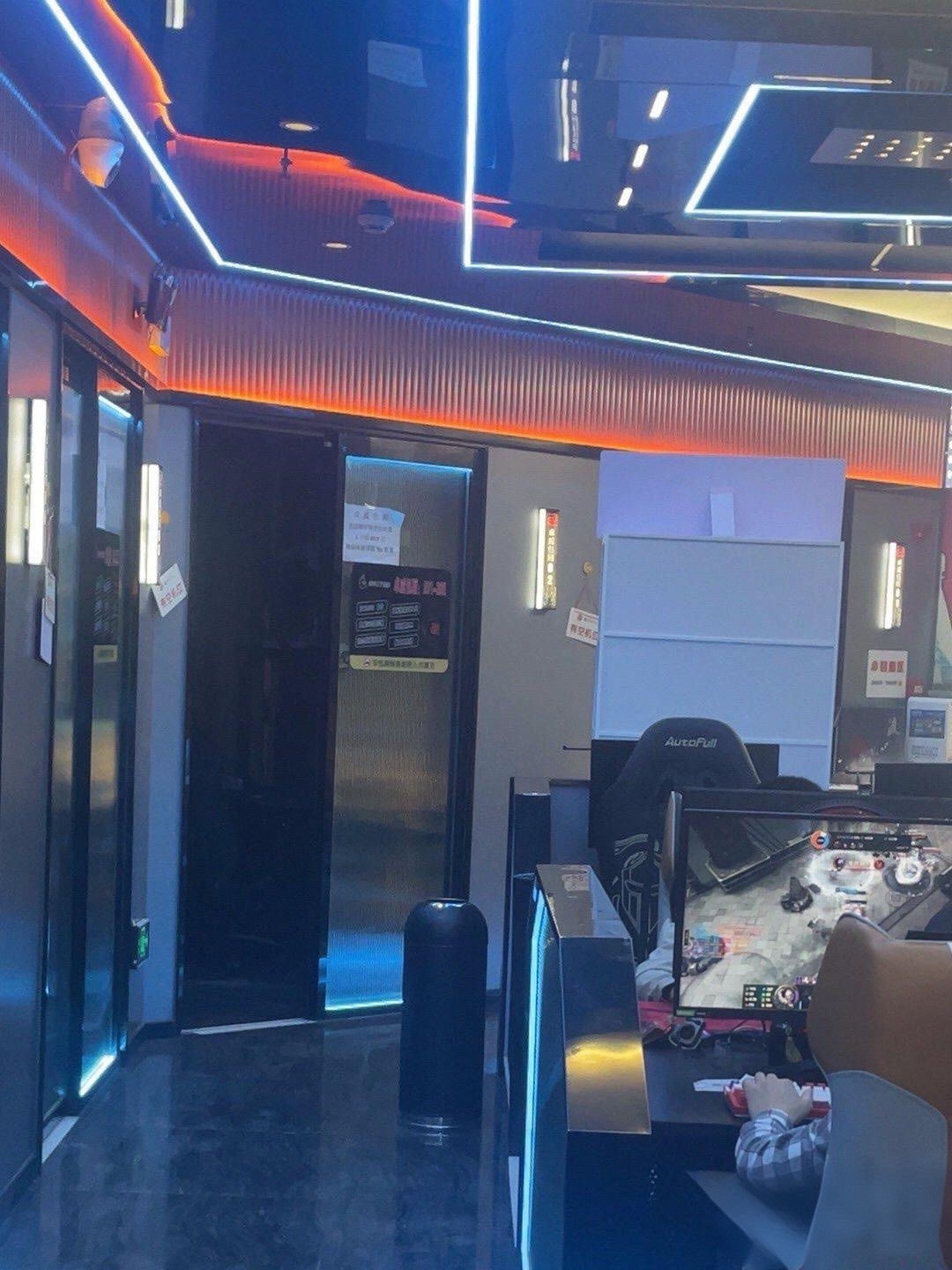 桔子红了网咖莲花湖店