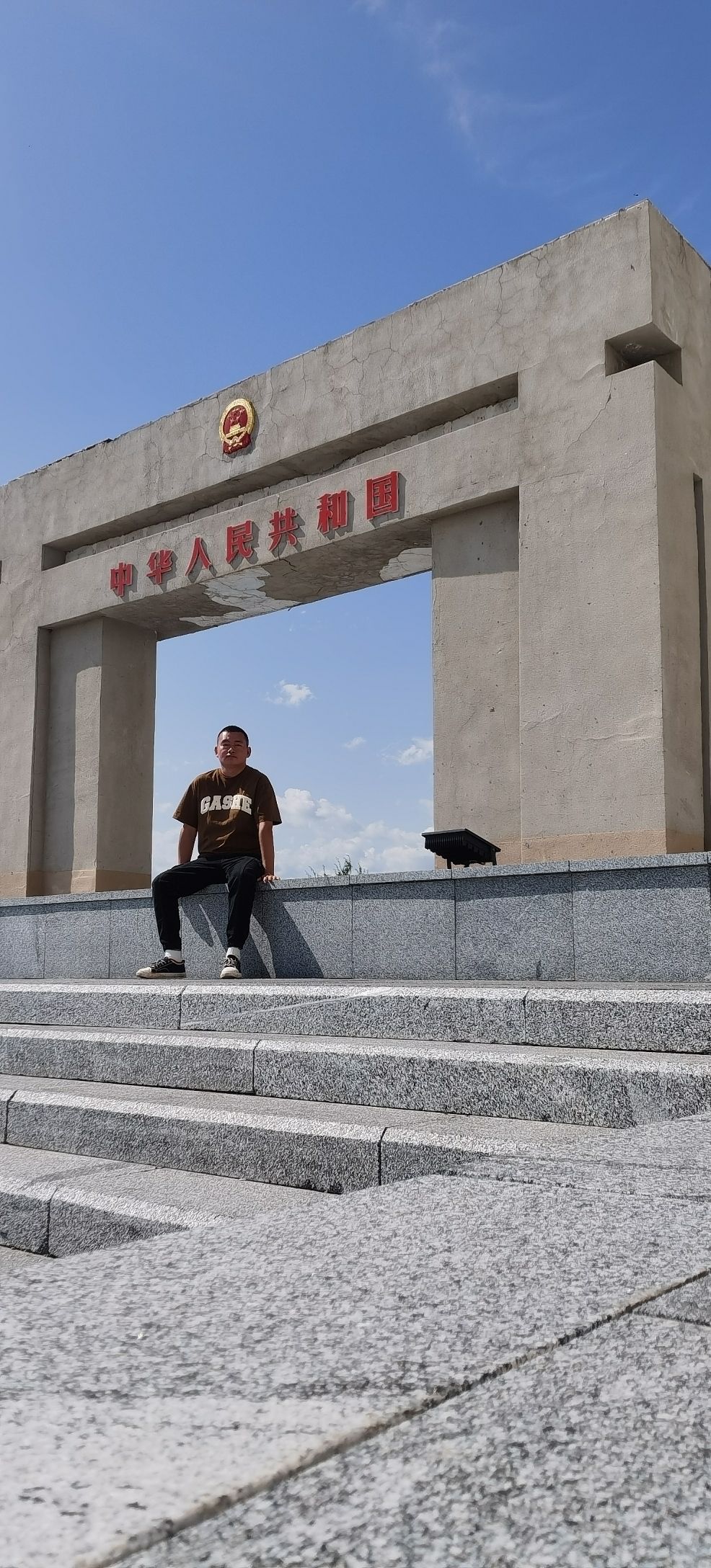 国门景区仿制四代国门雕塑群