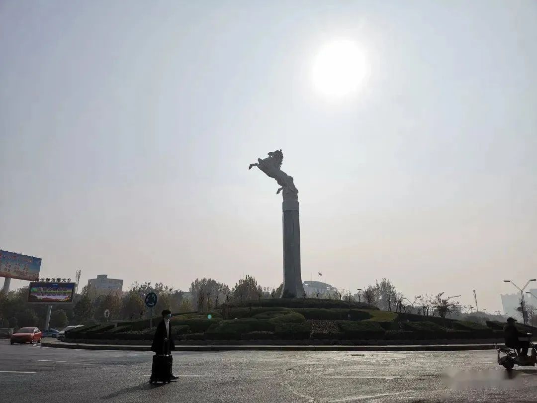 白马广场旅行图片 2