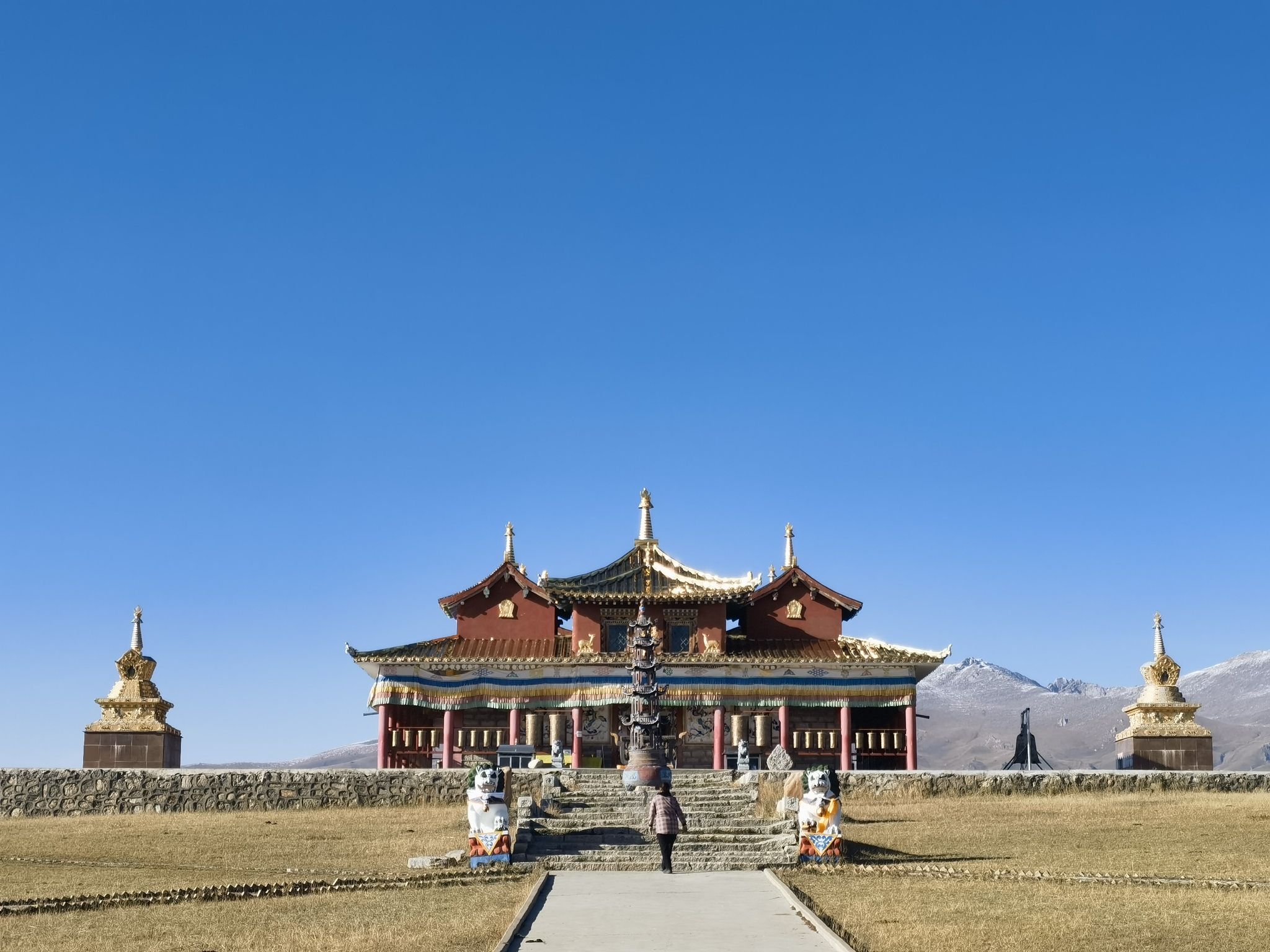 巴音布鲁克天鹅湖风景区巴润寺实景照片