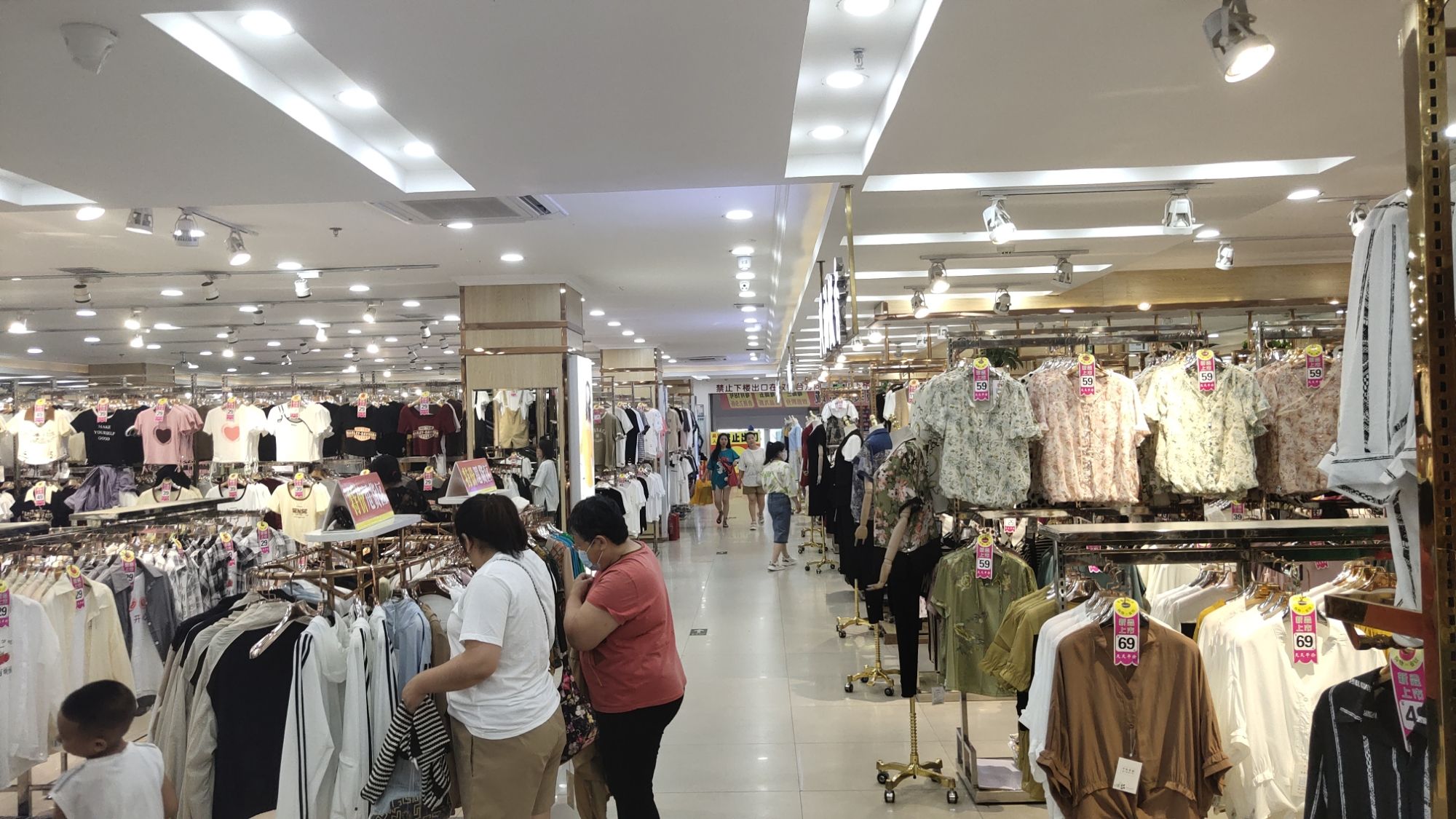 火狐狸服装批发城(嘉泰购物广场店)