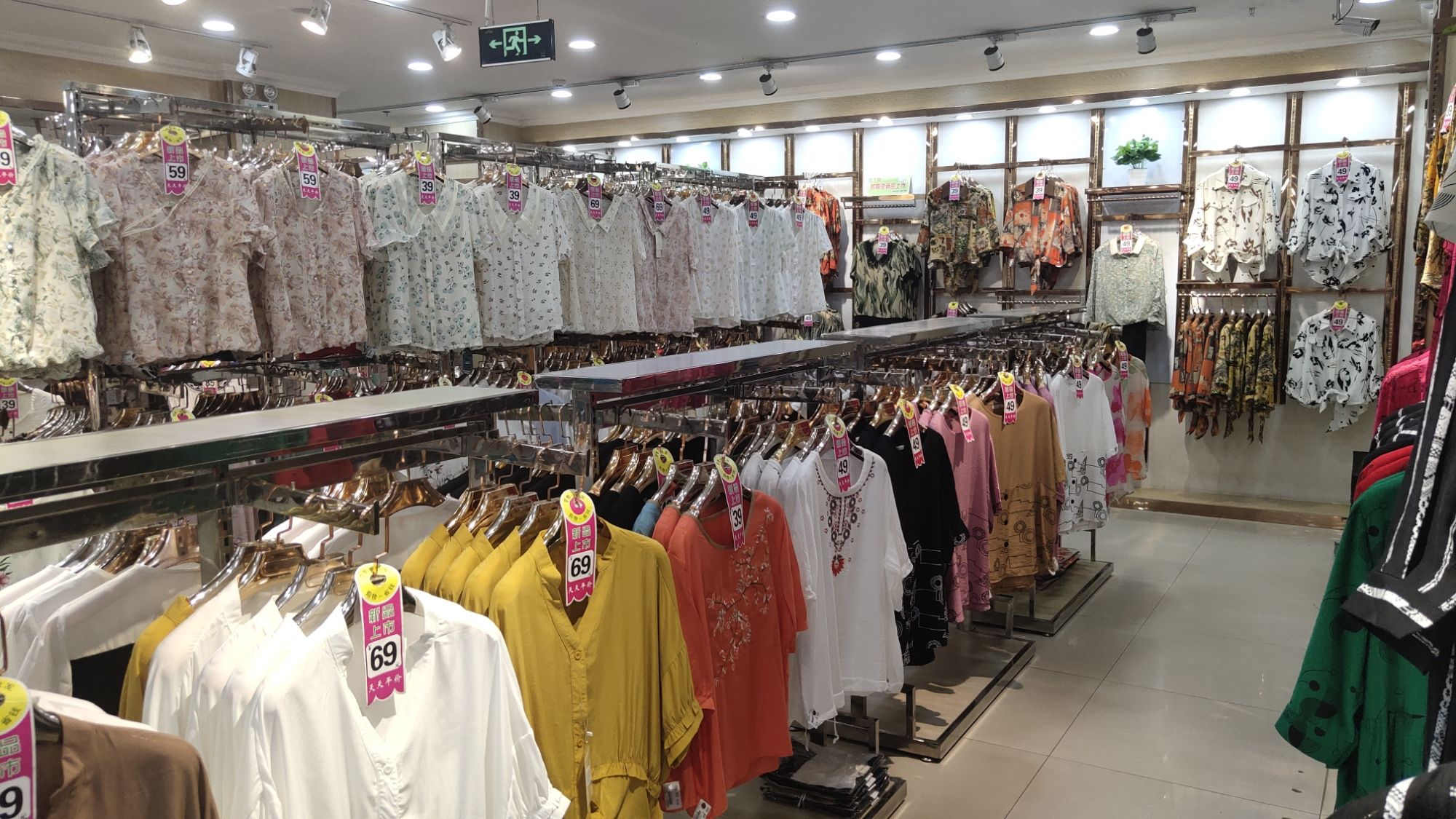 火狐狸服装批发城(嘉泰购物广场店)