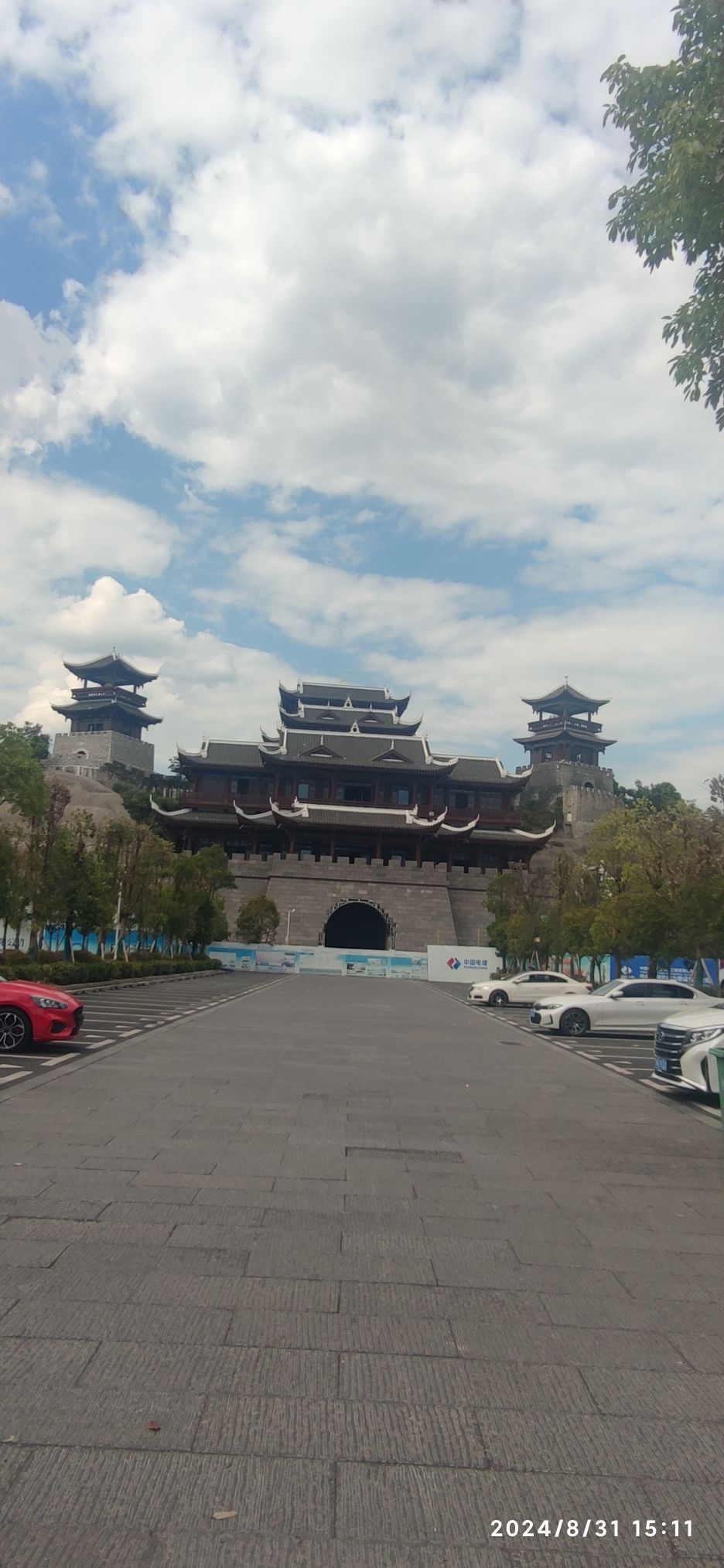 恩施土司城南门停车场