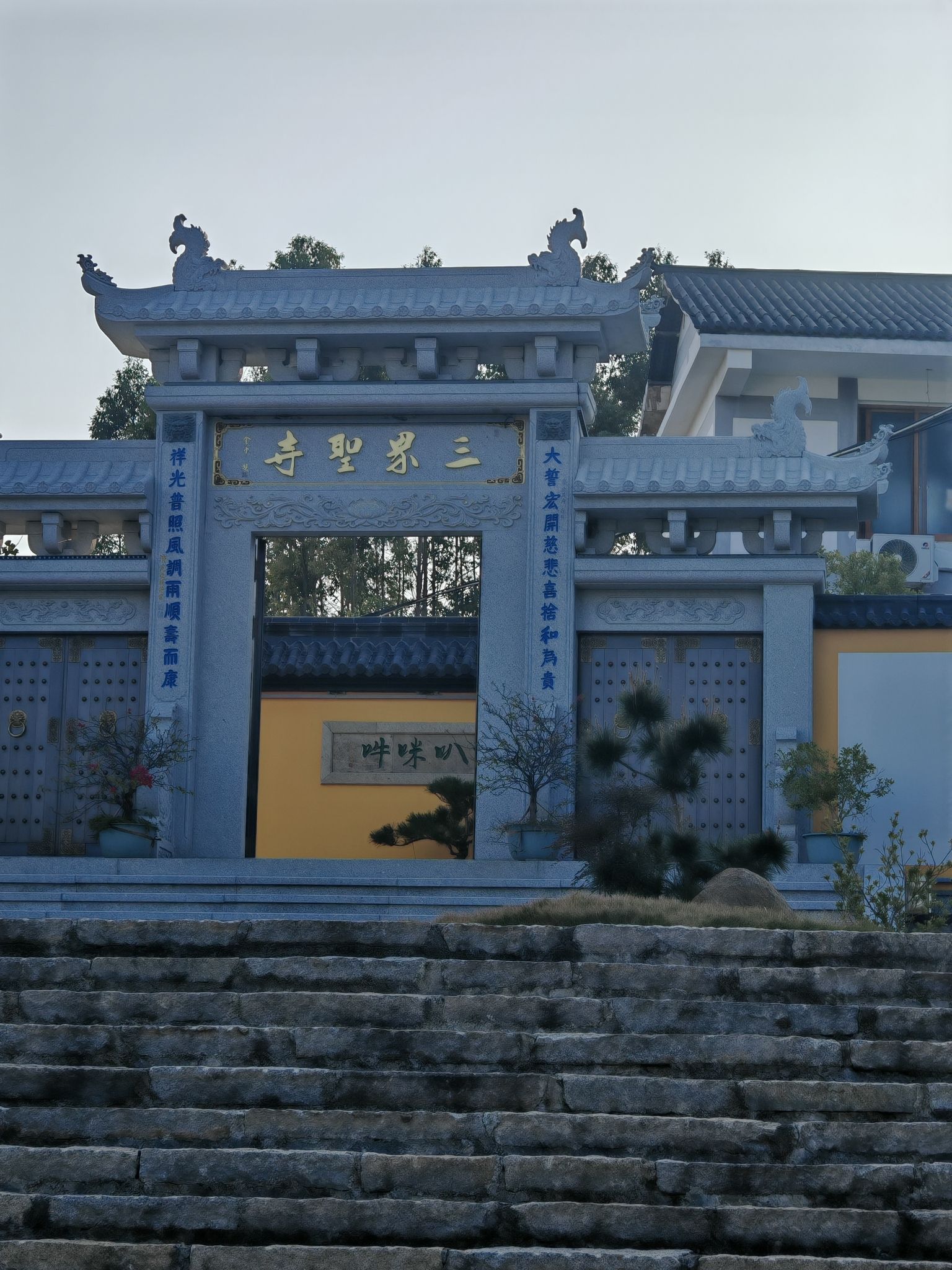 三界圣寺实景照片