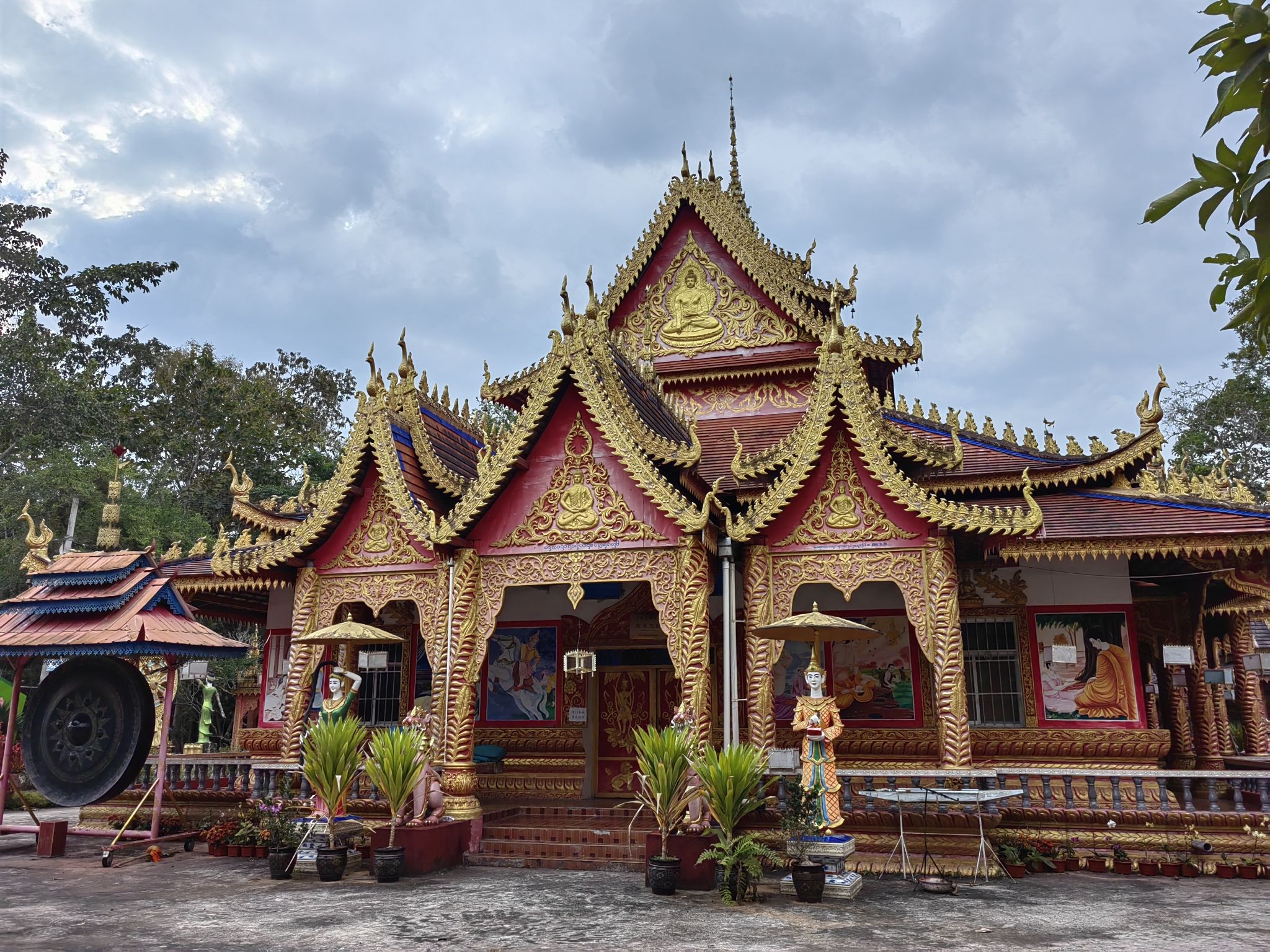 曼龙勒佛寺