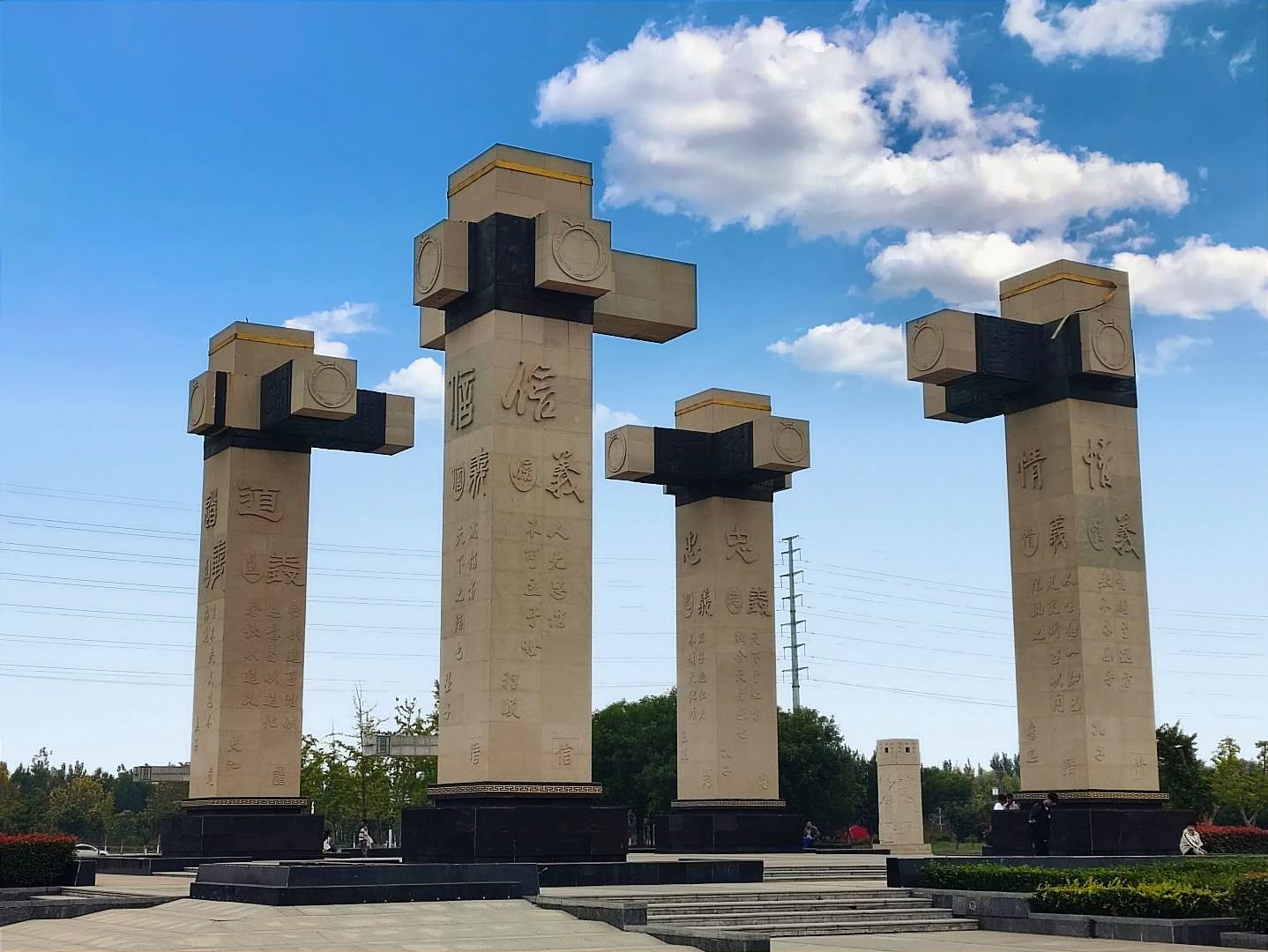 梁山泊广场旅行图片 1