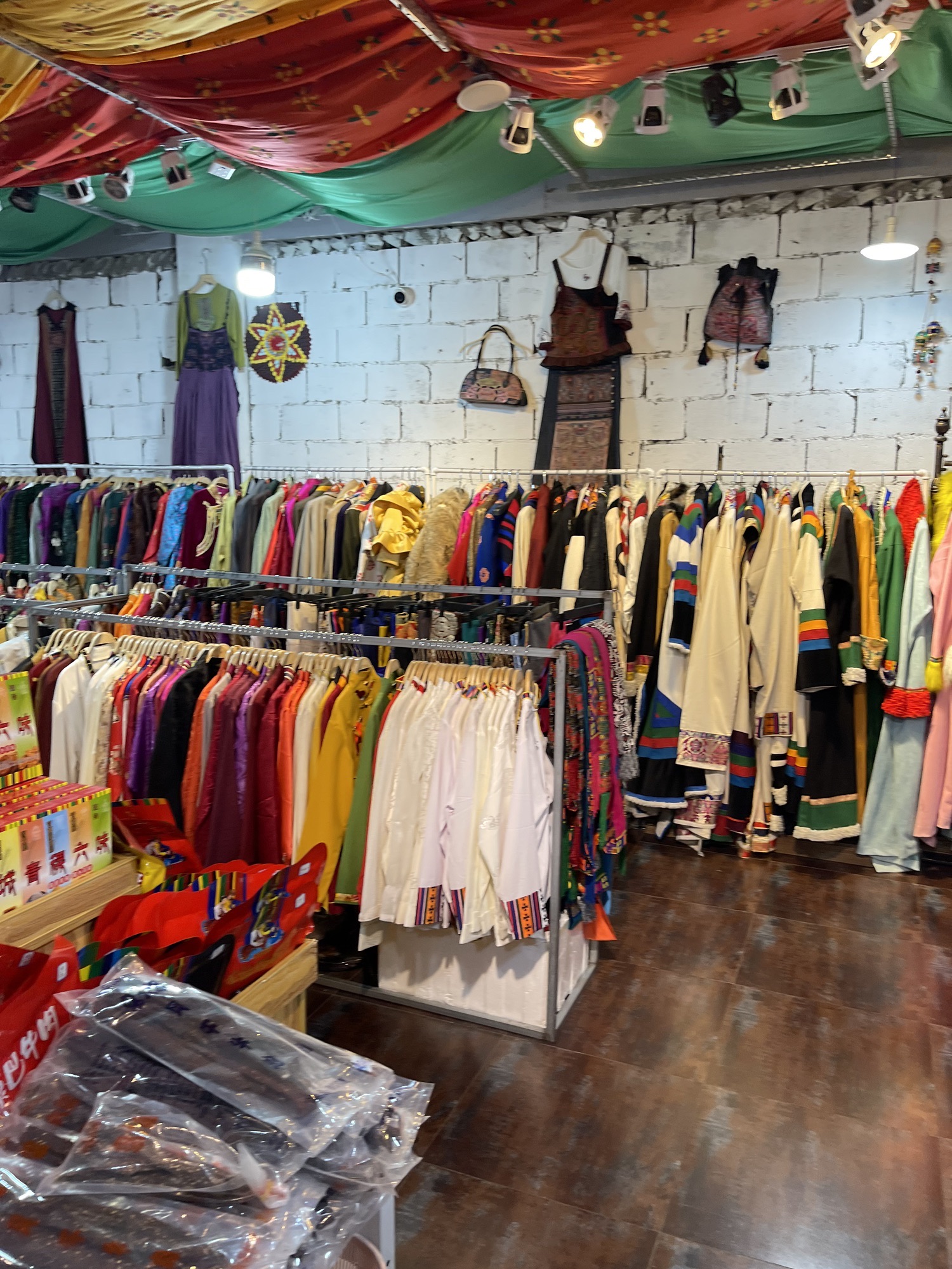 诗和远方民族服饰店