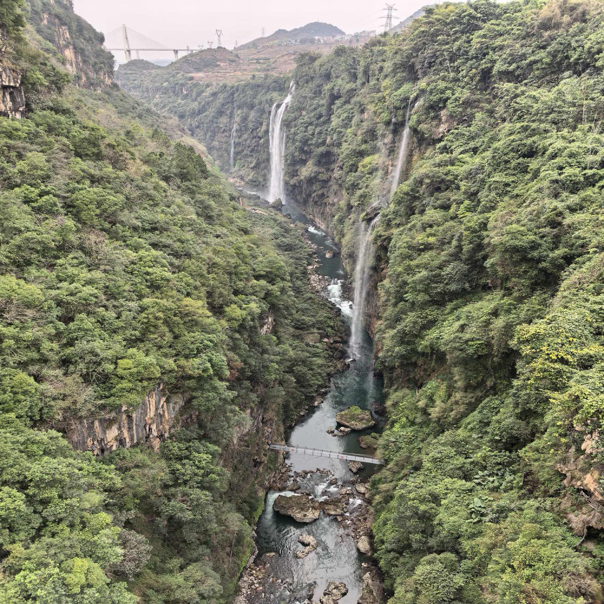 磅礴水势与对岸的越南板约瀑布