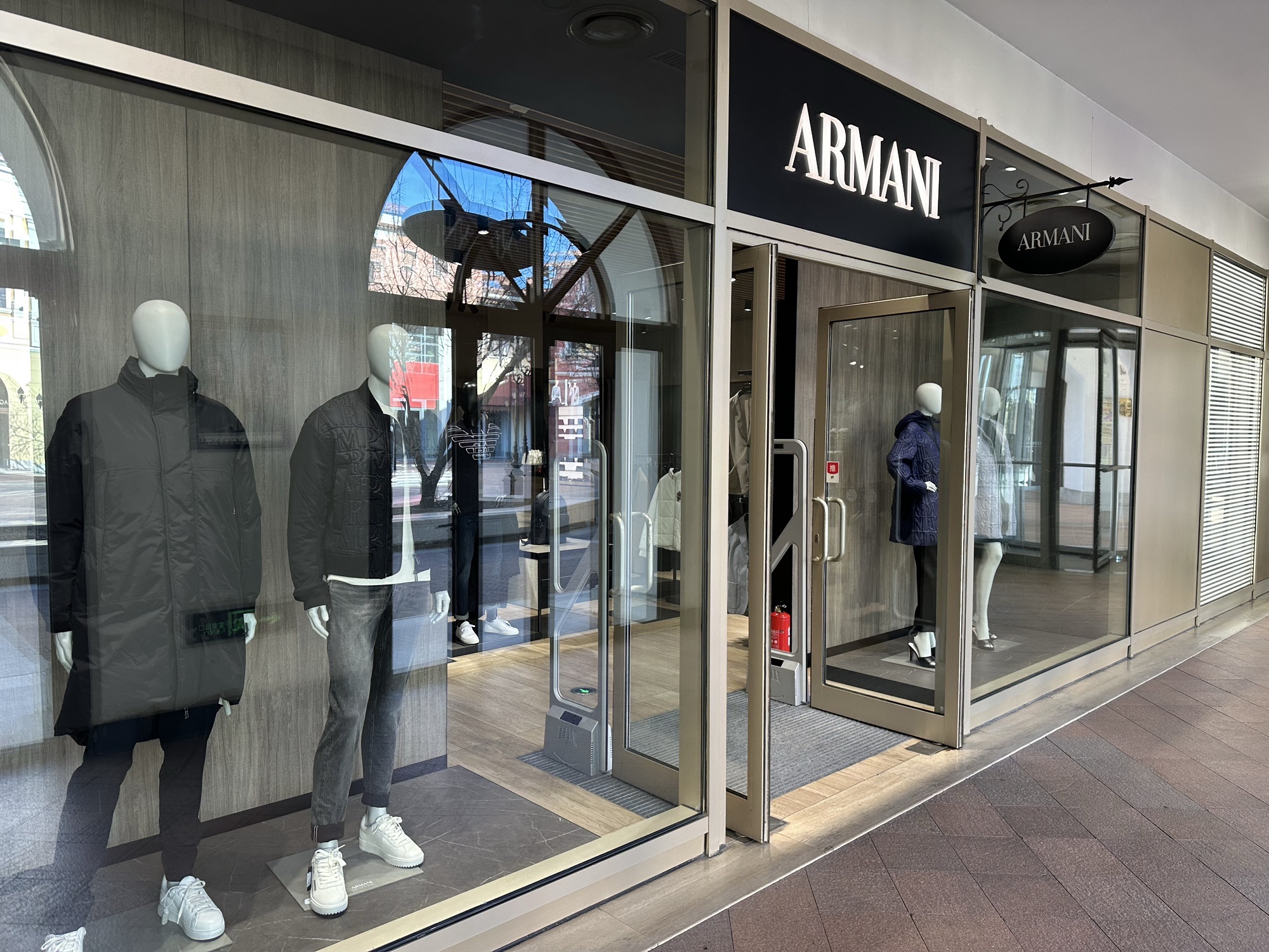 ARMANI(枫叶小镇黑金旗舰店)