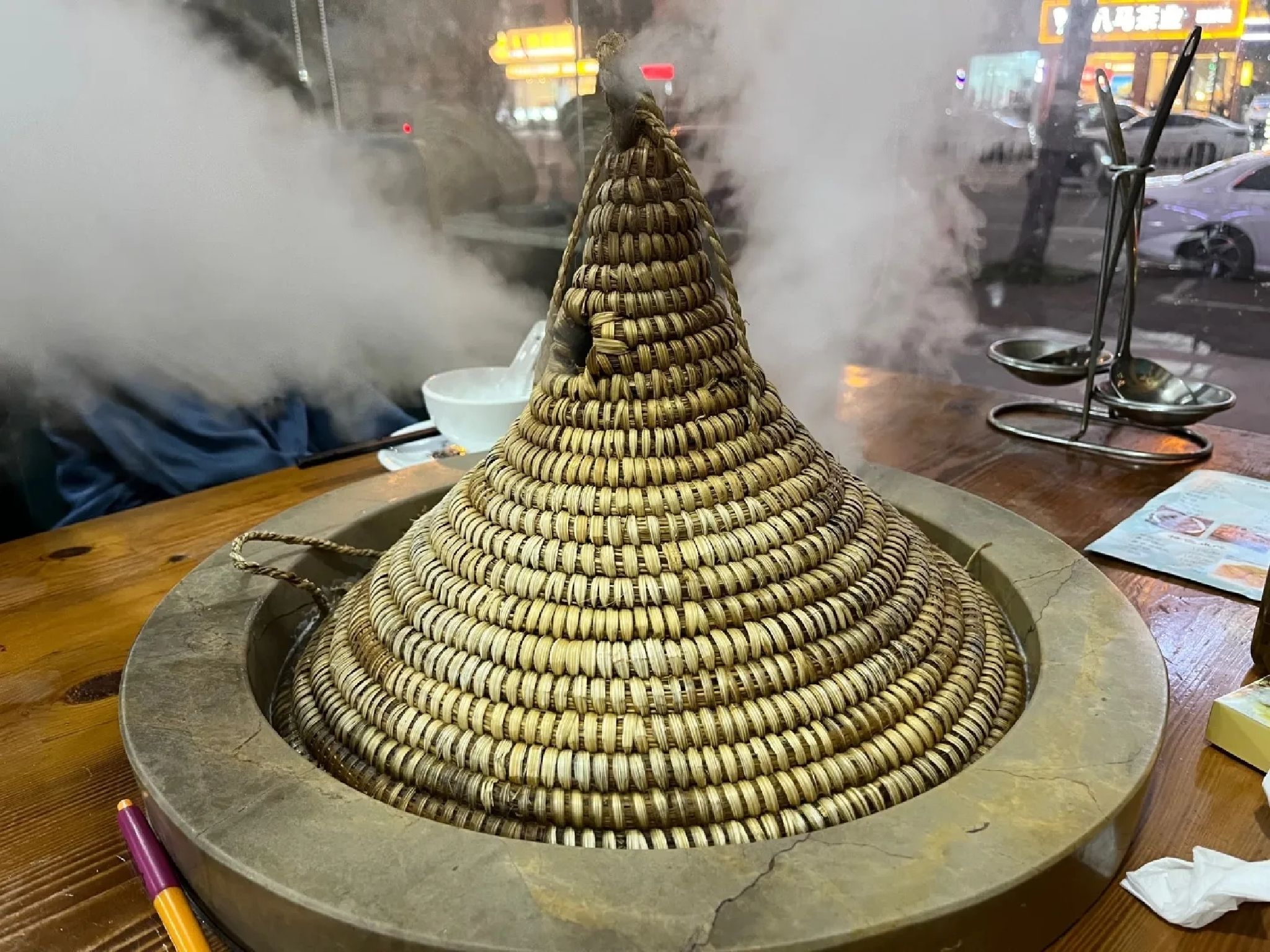 鱼品鲜草帽蒸汽石锅鱼