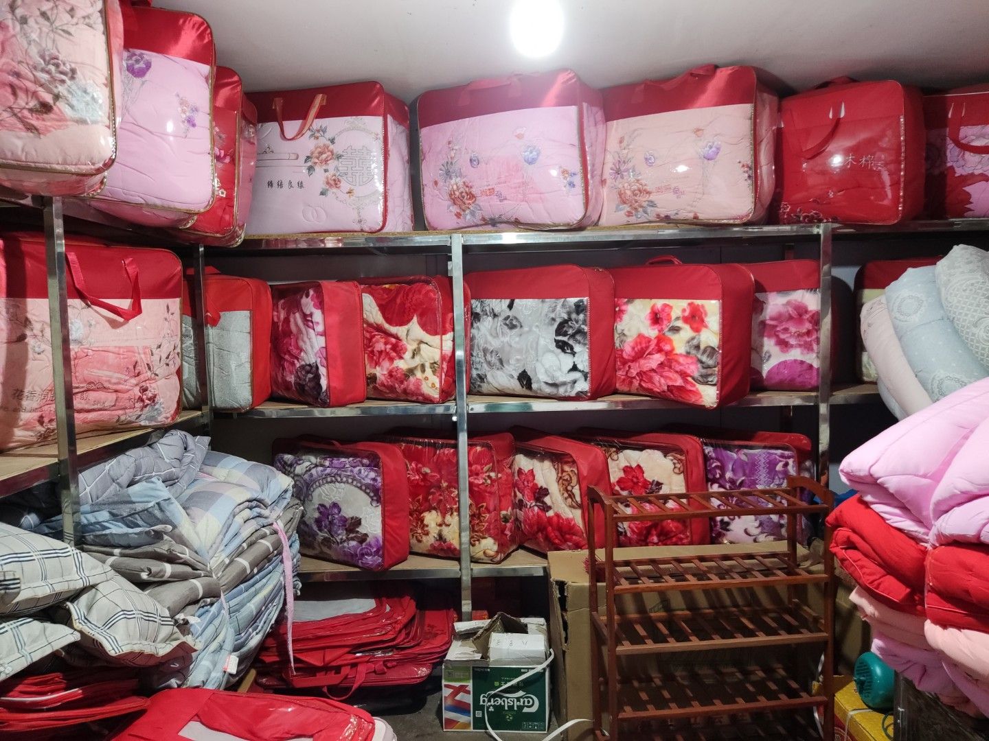床上用品鞋子劳保批发及零售店