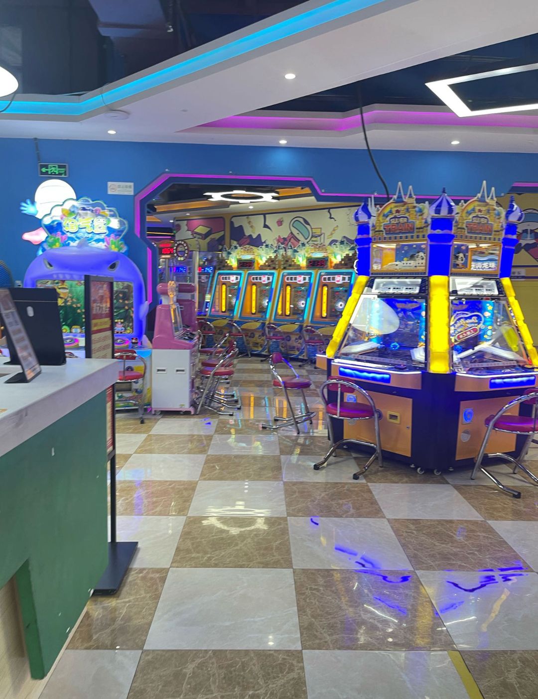 慢车道·欢聚中心(天虹店)