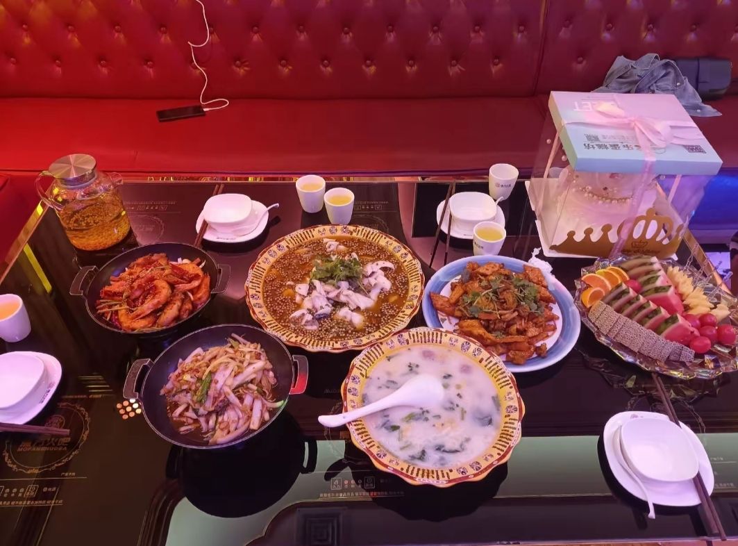 库尔勒市魔方火吧聚会餐厅(天汇广源新寓店)