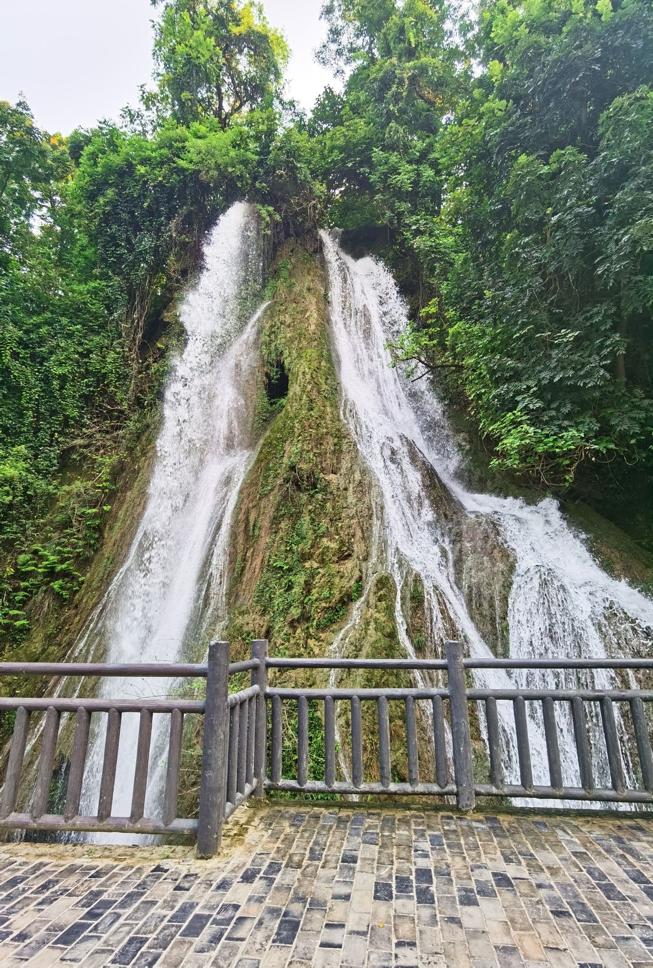 峭壁飞泉旅行图片 3
