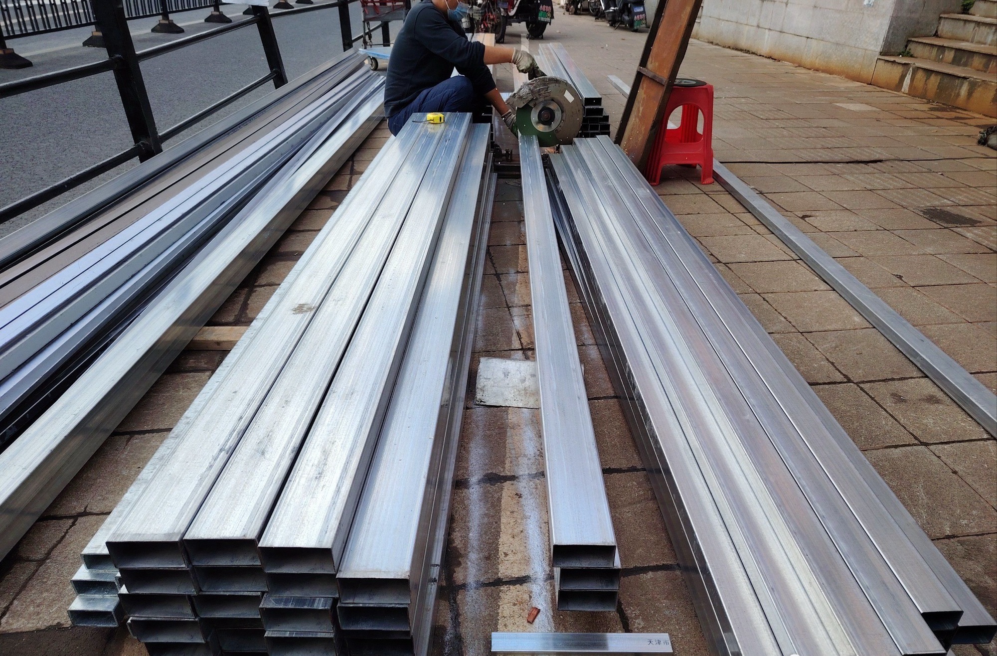 钢材批发市场(主营镀锌管工字钢角钢槽钢扁钢无缝管等型材板材)