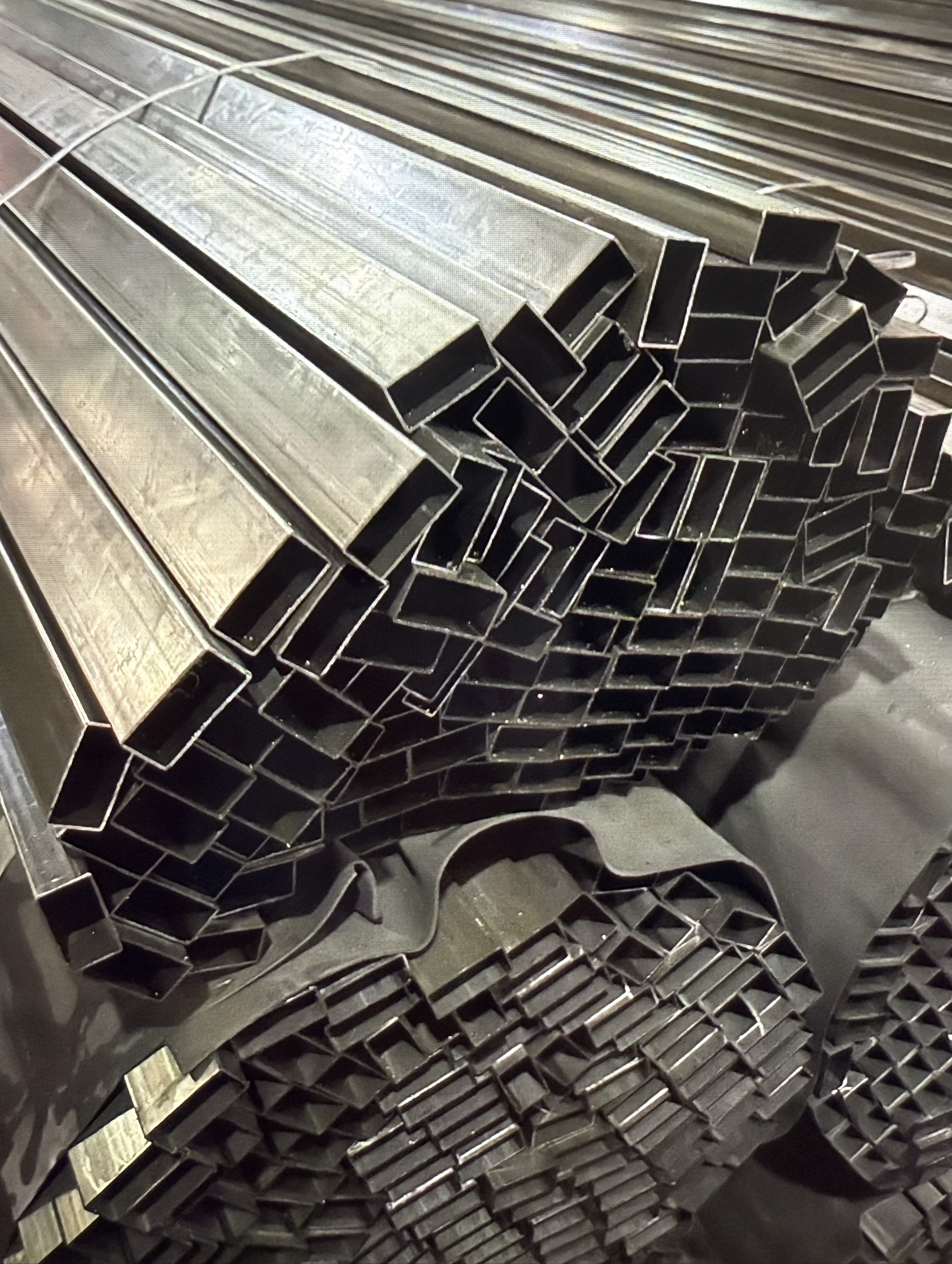 钢材批发市场(主营镀锌管工字钢角钢槽钢扁钢无缝管等型材板材)