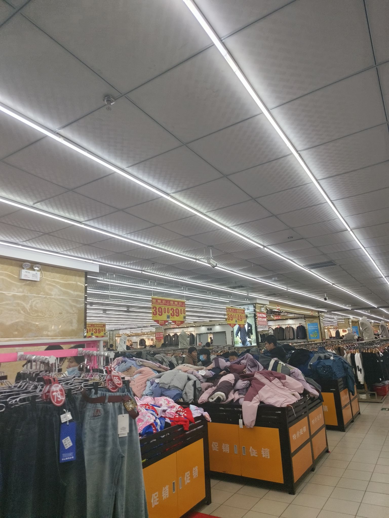 万绣城服装超市(蓝宝石广场店)