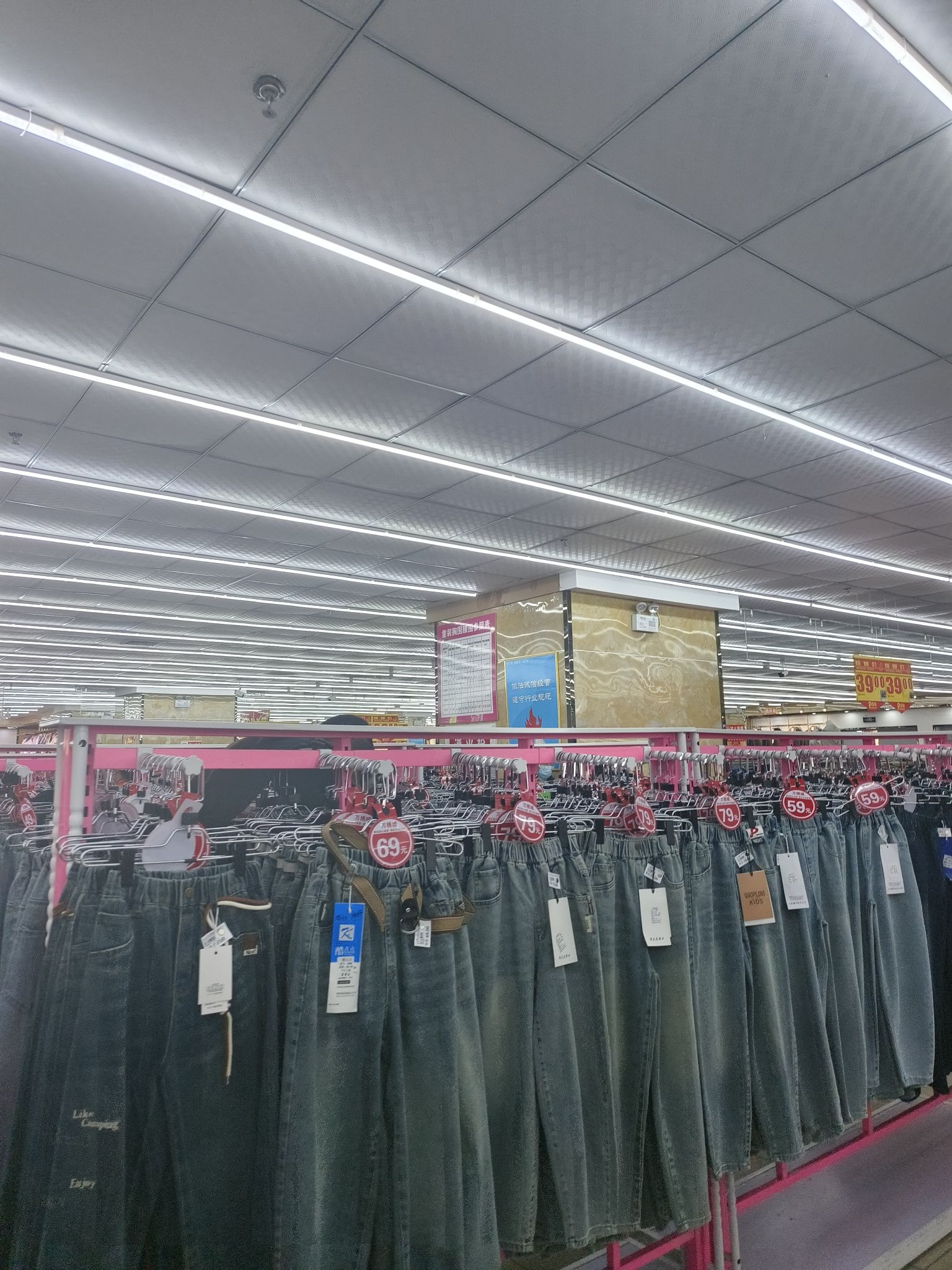 万绣城服装超市(蓝宝石广场店)