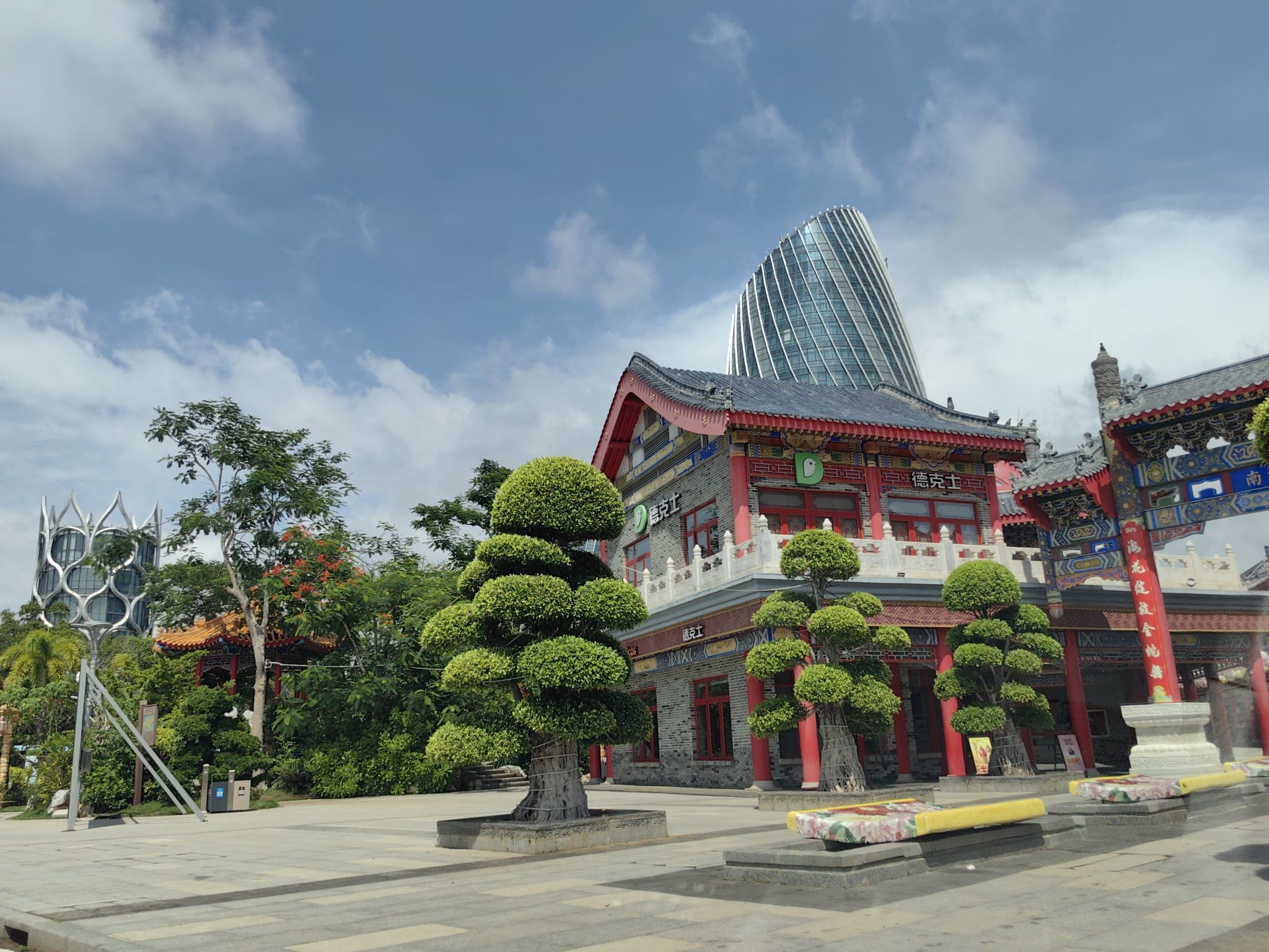 中国海南海花岛川西风情饮食街