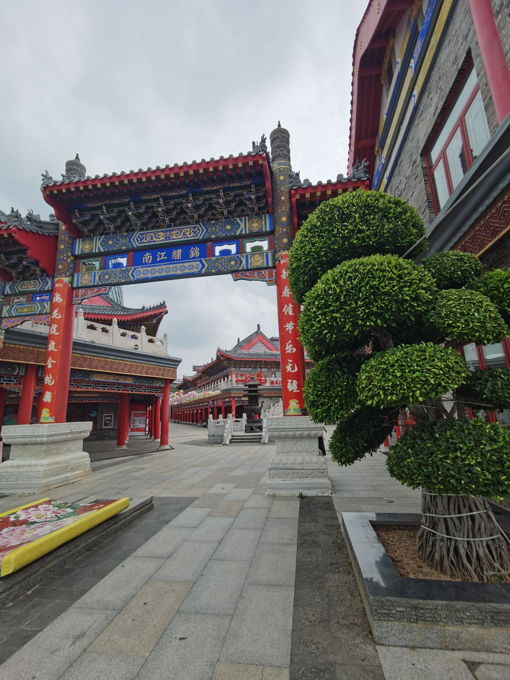 中国海南海花岛川西风情饮食街