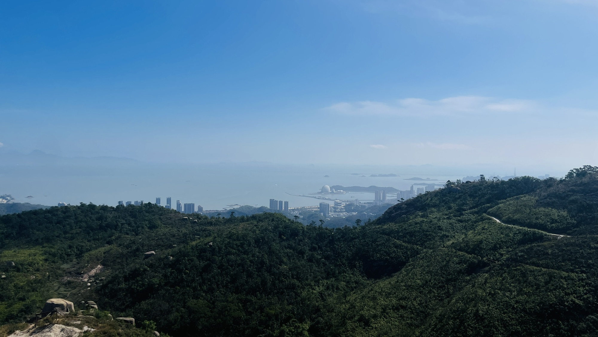 凤凰山石亭