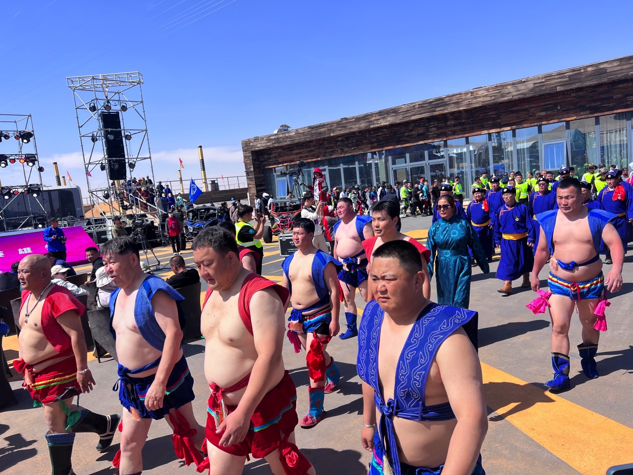 阿拉善英雄会雕塑广场旅行图片 1