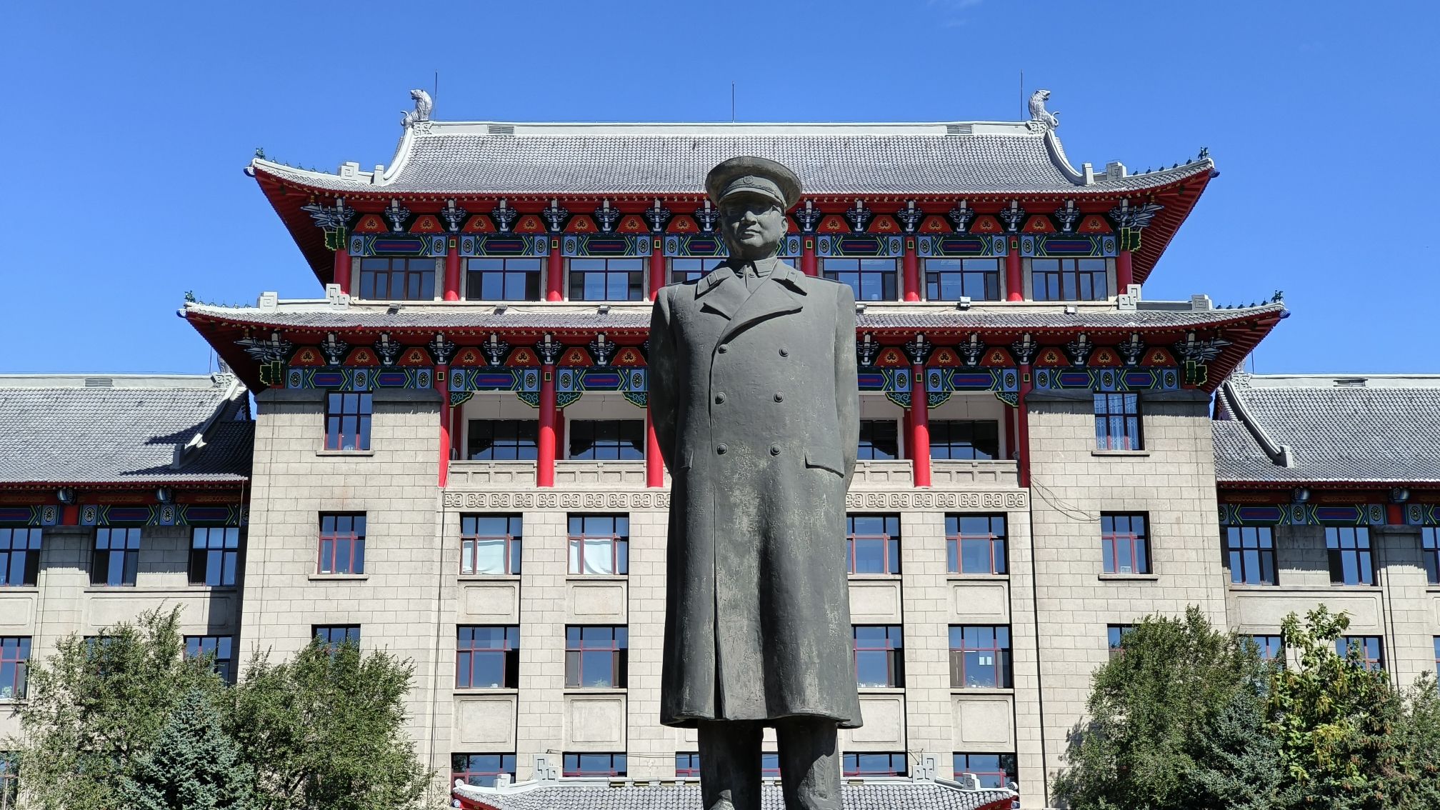 陈赓雕像