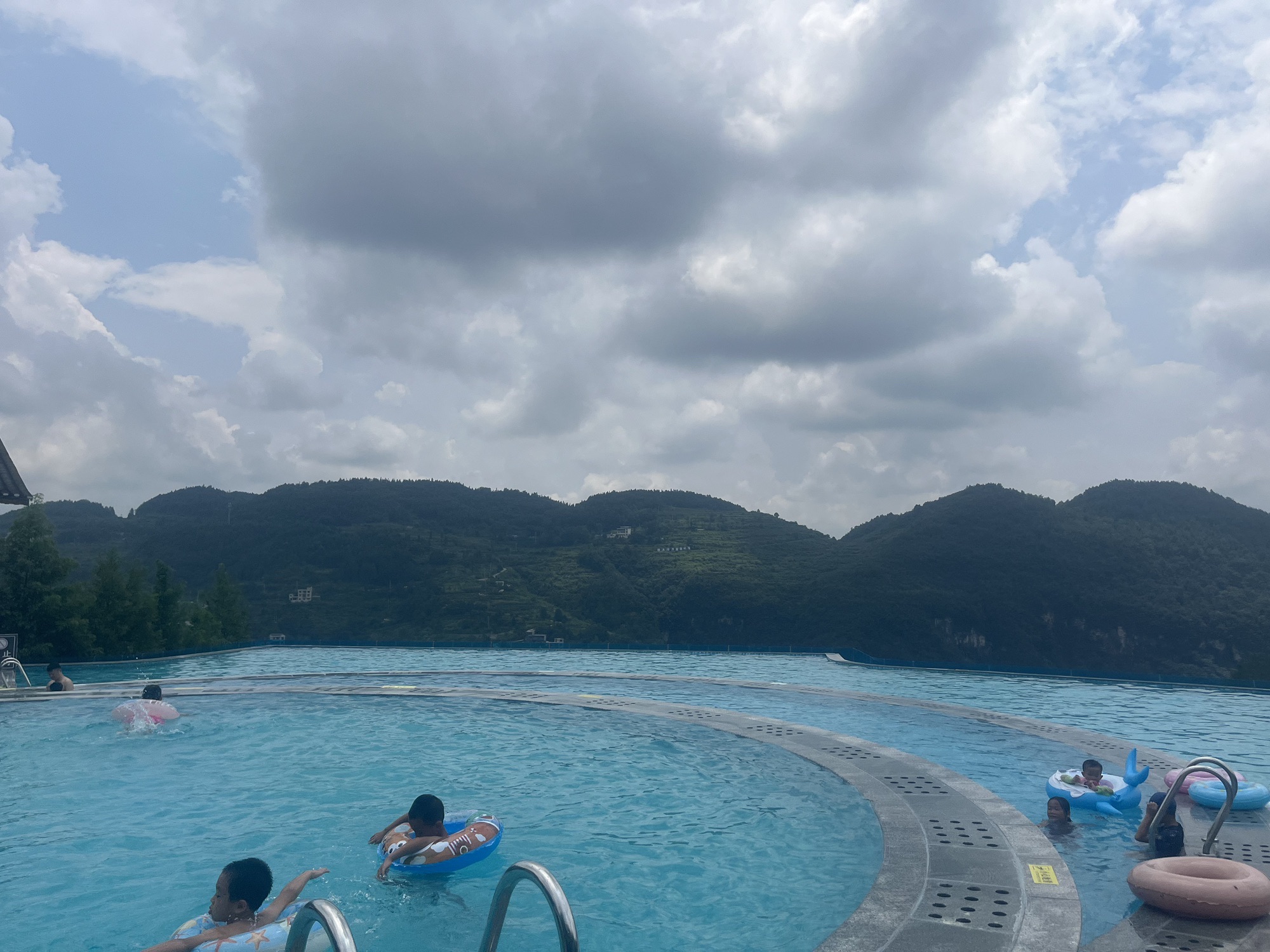 竹山村苗寨竹山无边界温泉泳池