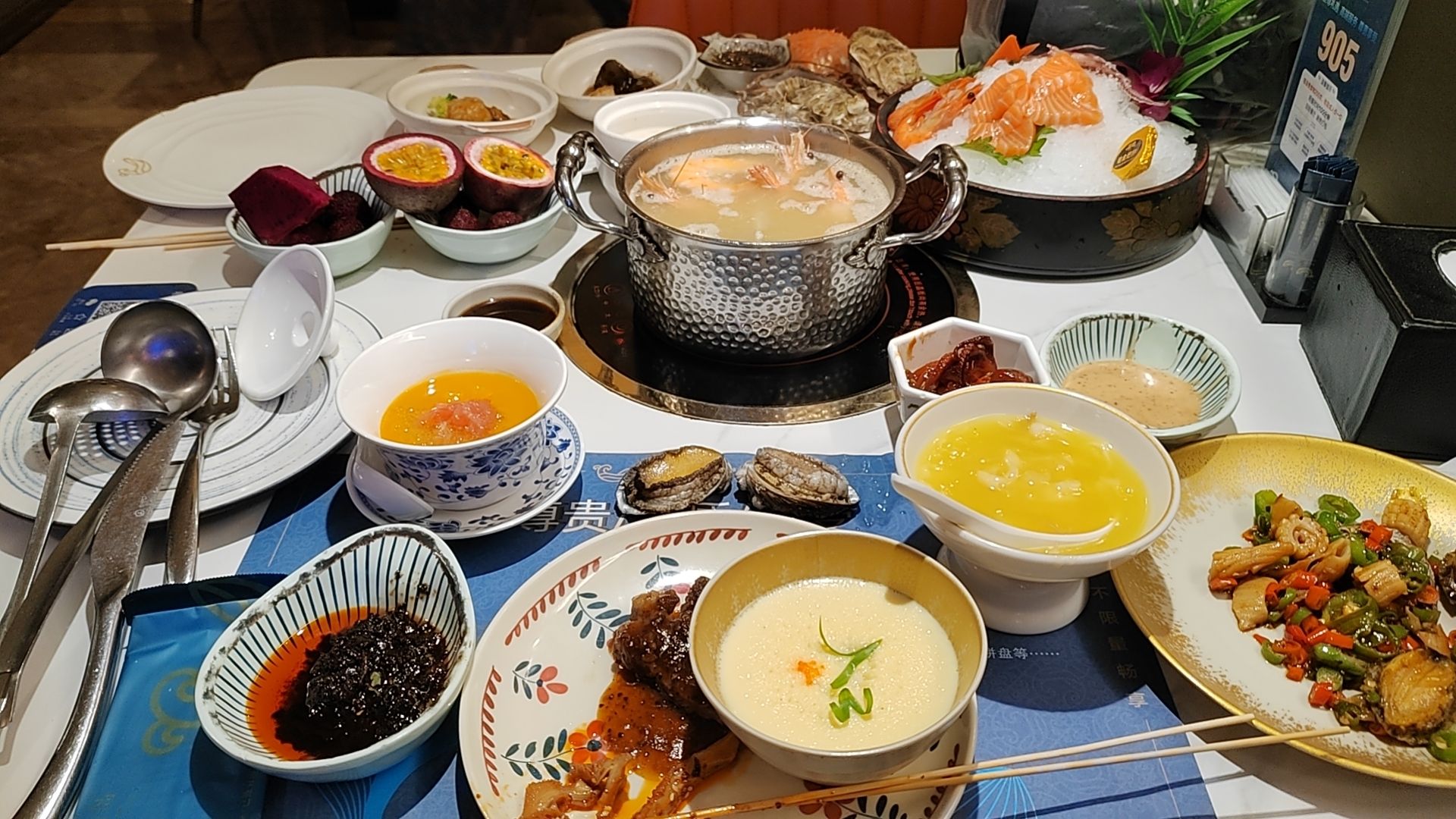 鲸鱼岛燕鲍参肚位菜推送半自助餐厅