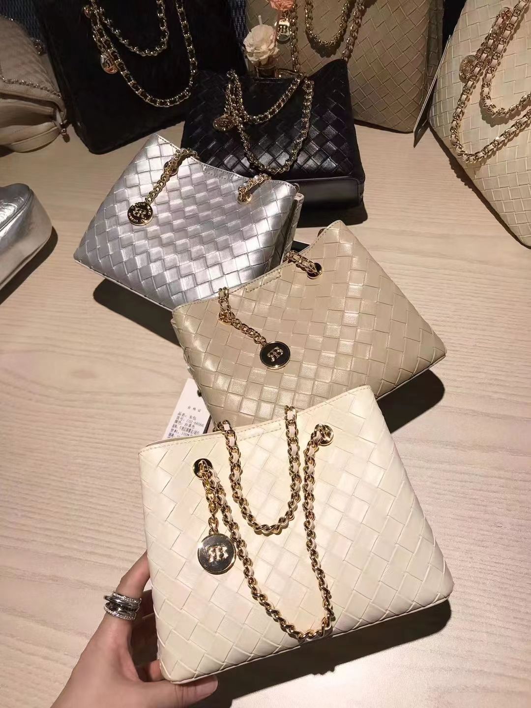 南京玉桥市场章英梅箱包经营部(玉桥商业广场店)