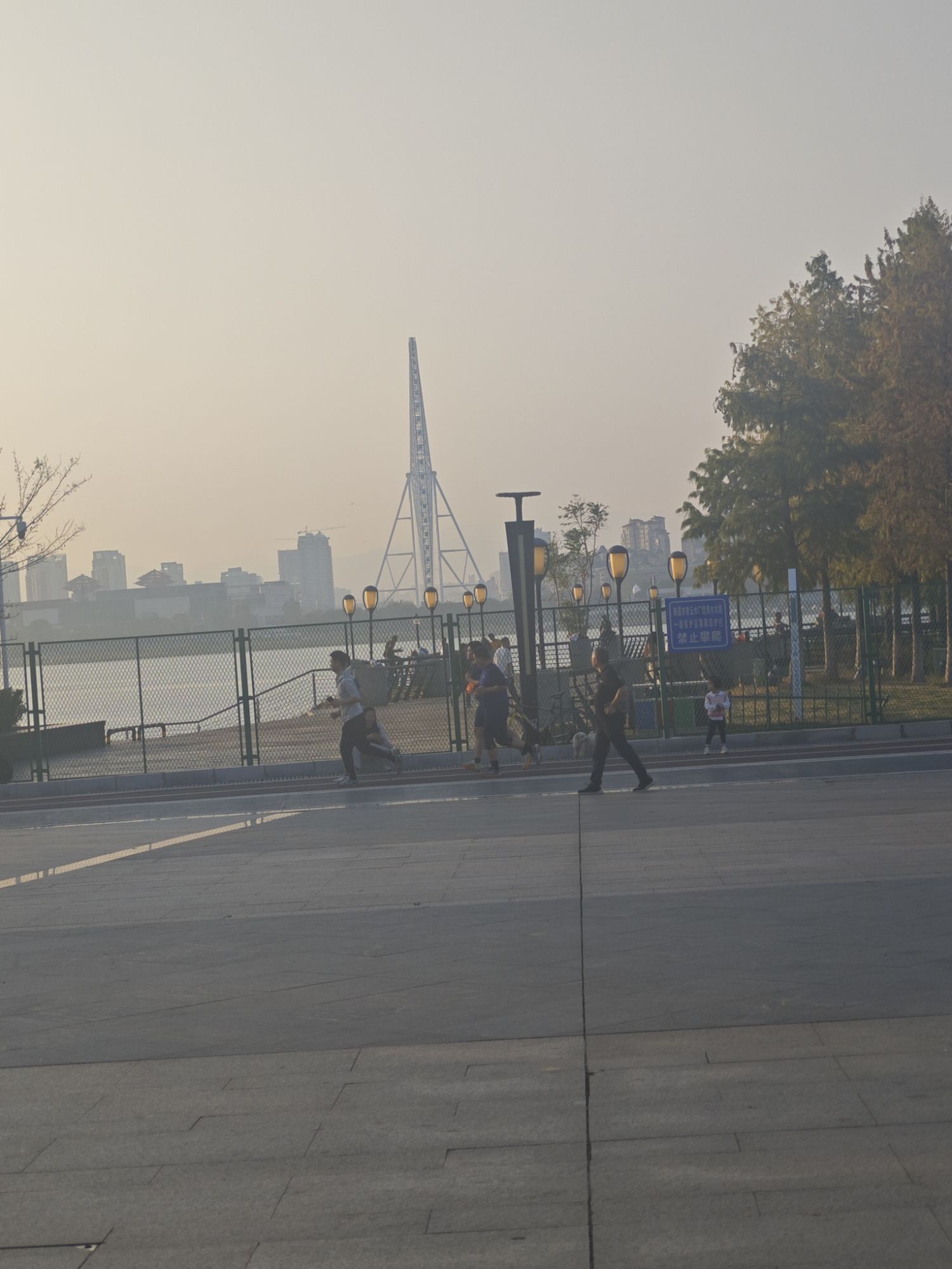 灌婴中轴广场旅行图片 1