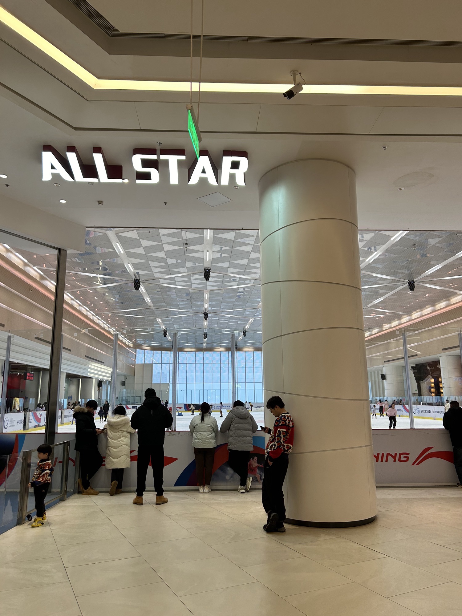 场地封面-全明星冰场(上海南翔印象城MEGA店)