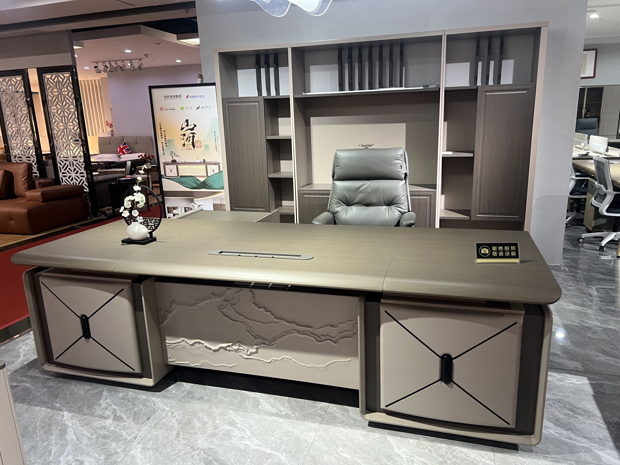 海口龙华冠兴办公家具店(海南佰家汇家具广场店)