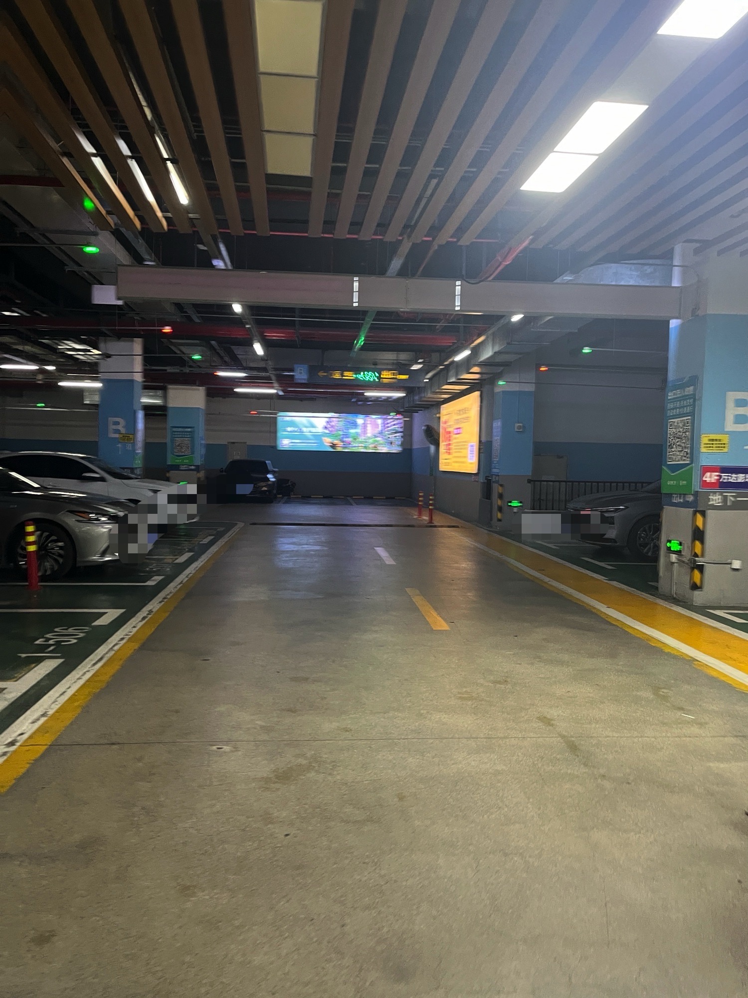 万达广场清远店地下停车场