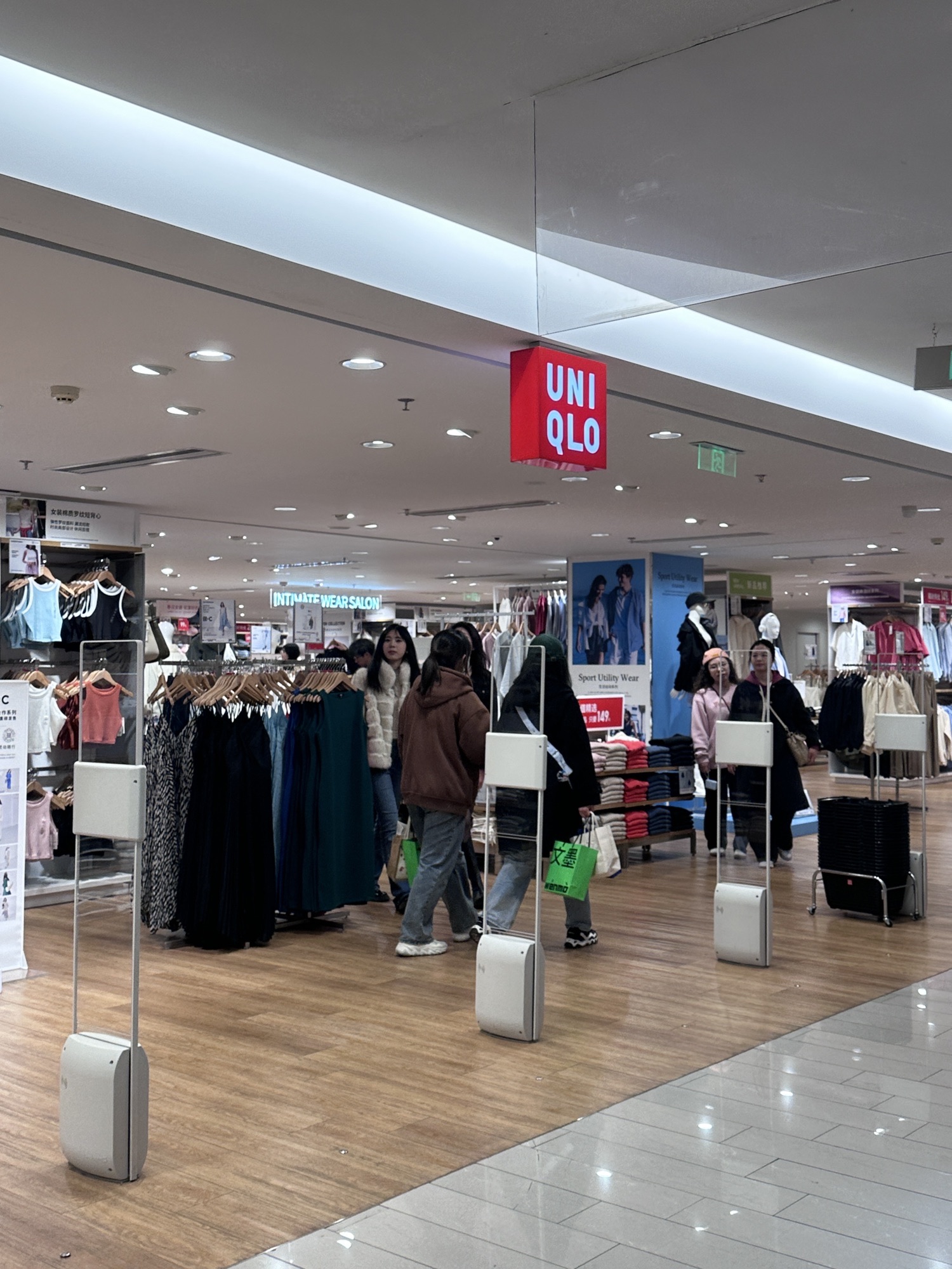 优衣库(杭州湖滨银泰in77D区店)