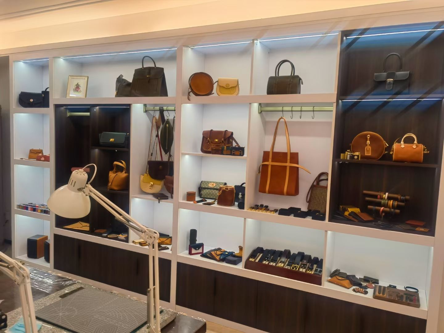 知间手作手工皮具体验店
