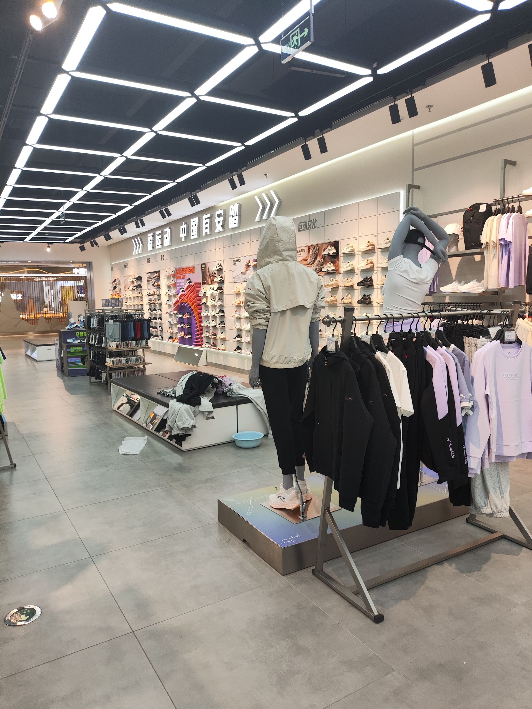 安踏(孝感万达广场店)