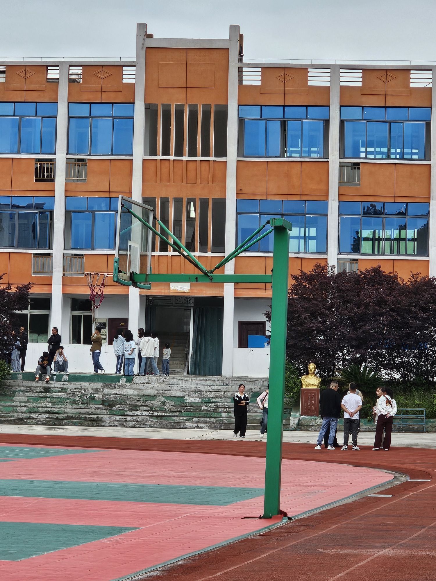 马路中学