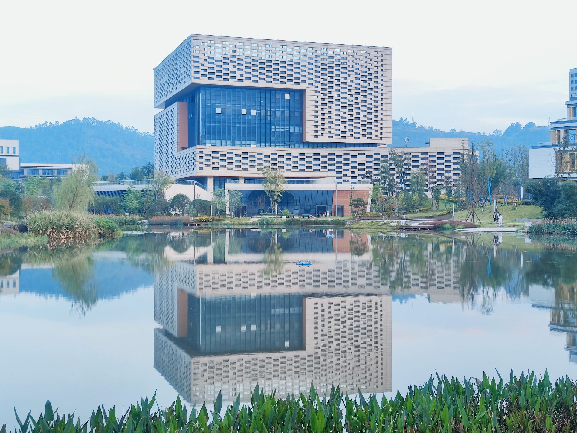 成都工业学院宜宾校区 - 白沙湾街道便民圈栖邻生活圈文化服务服务点实景照片