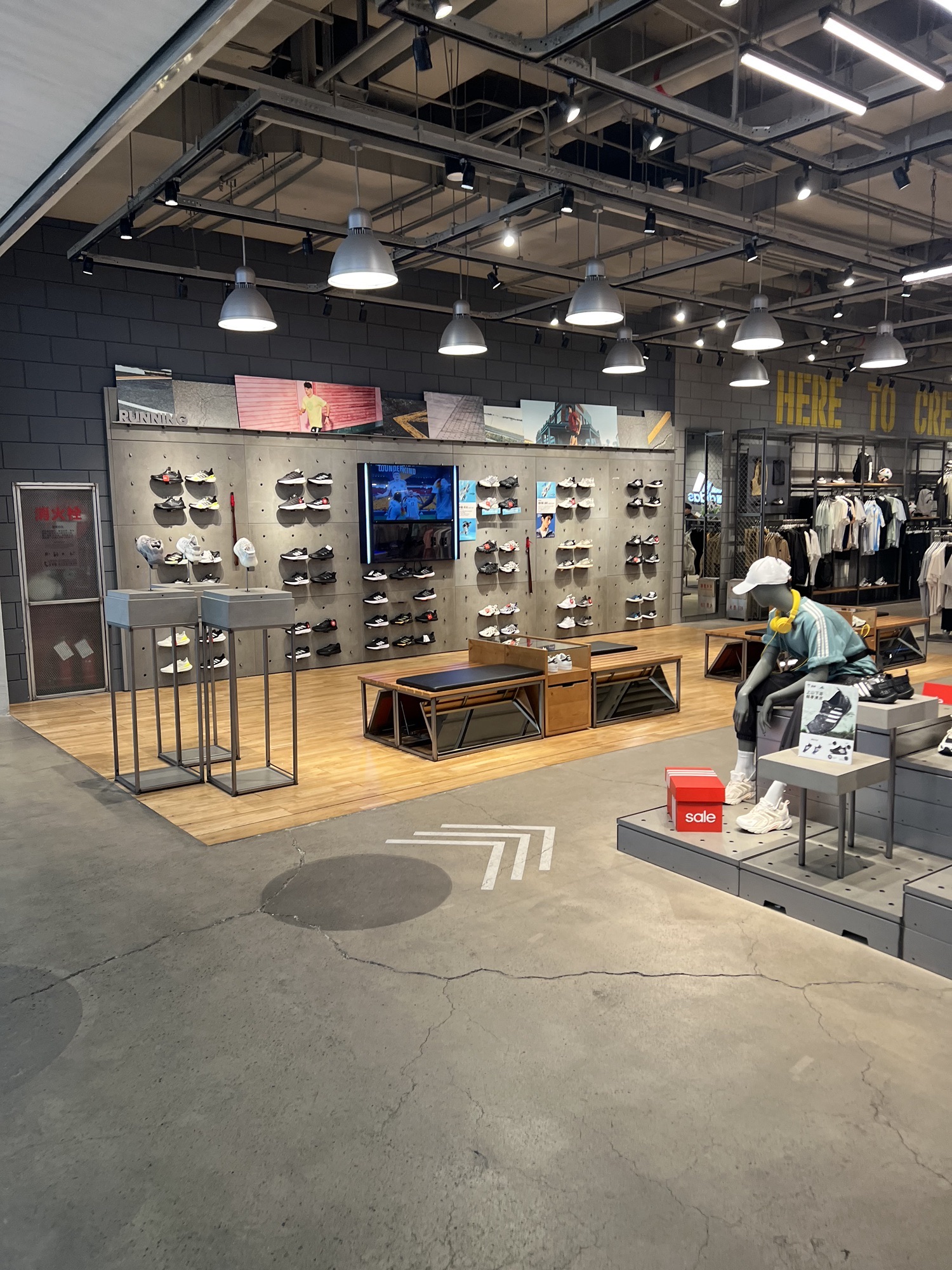 阿迪达斯(鞍山万象汇店)