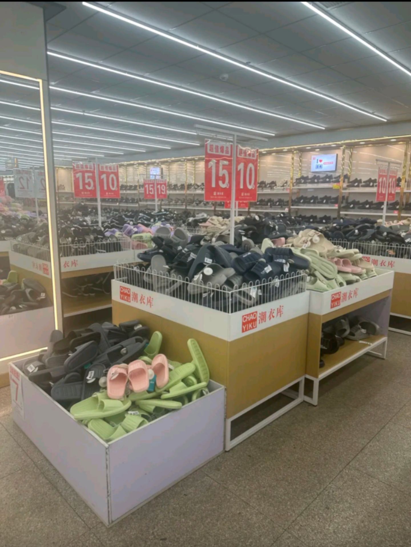 潮衣库服饰批发城(唐山世纪商厦店)