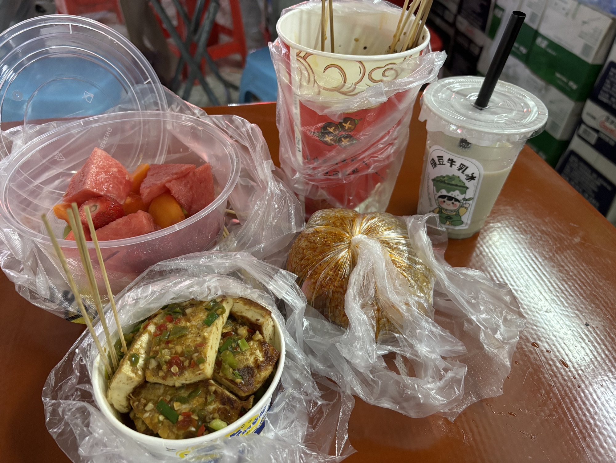 聚鸿十四村宵夜集市