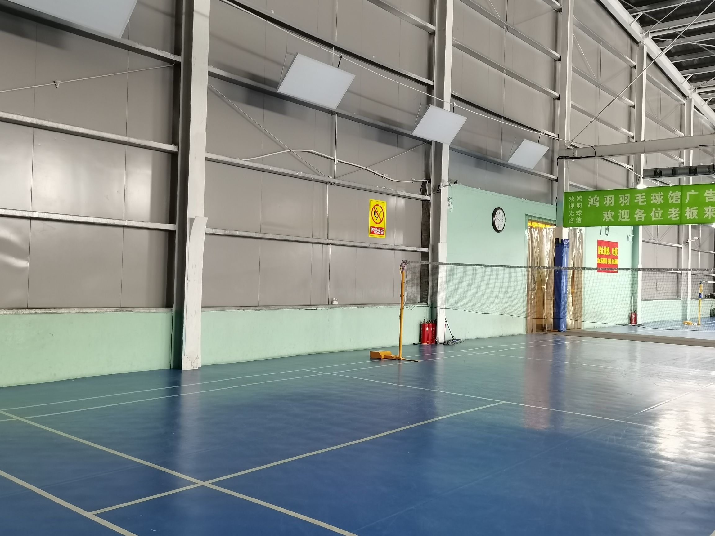 鸿羽体育俱乐部羽毛球馆