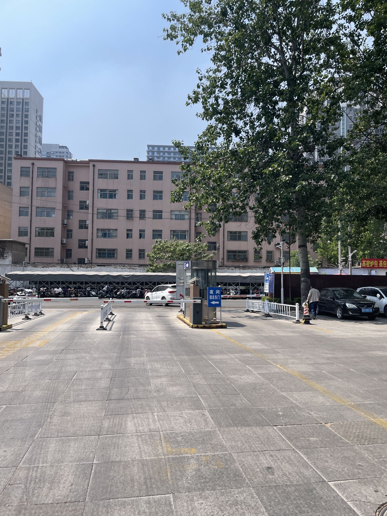 潍坊市第二人民医院地面停车场