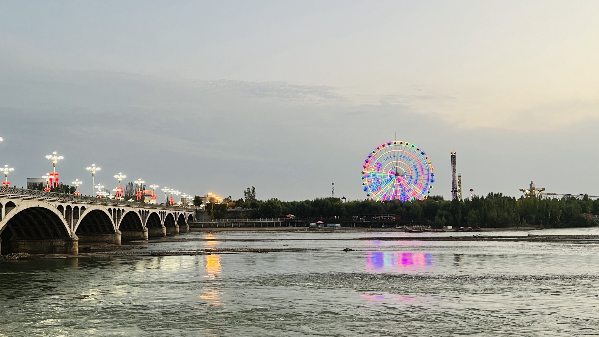 伊犁河风景旅游区一桥停车场