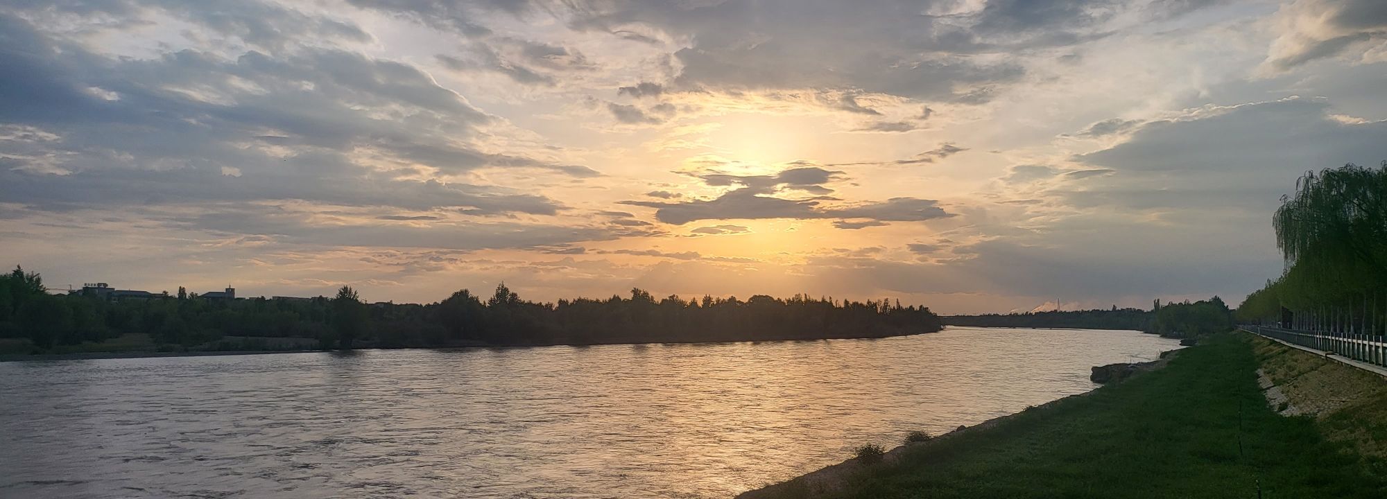 伊犁河风景旅游区一桥停车场