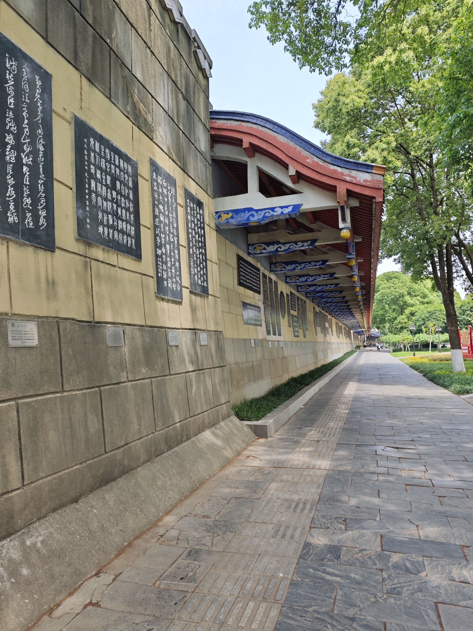 常德诗墙公园北门停车场